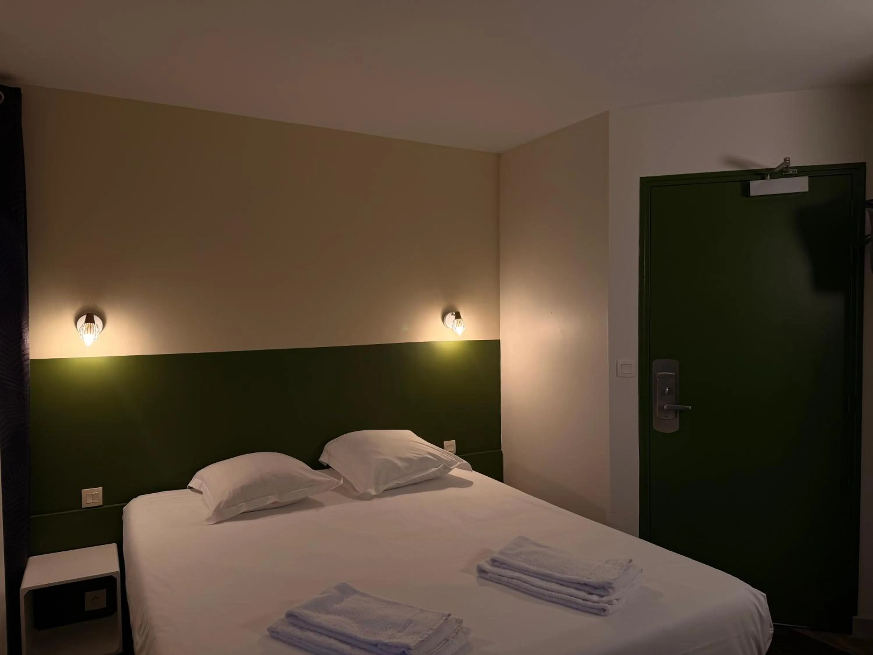 Bed in Brit Hotel L'Arrivée Guingamp