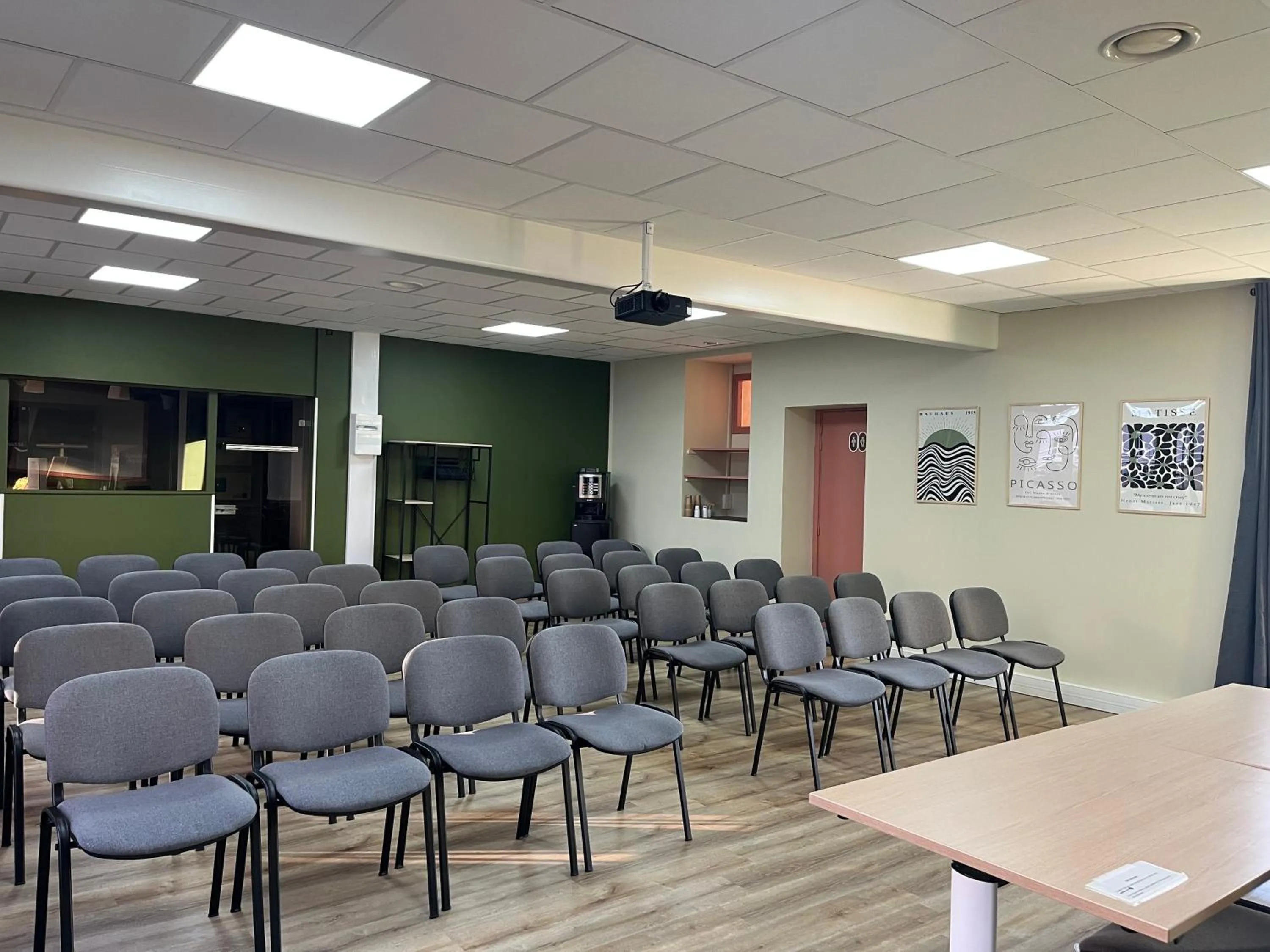 Meeting/conference room in Brit Hotel L'Arrivée Guingamp