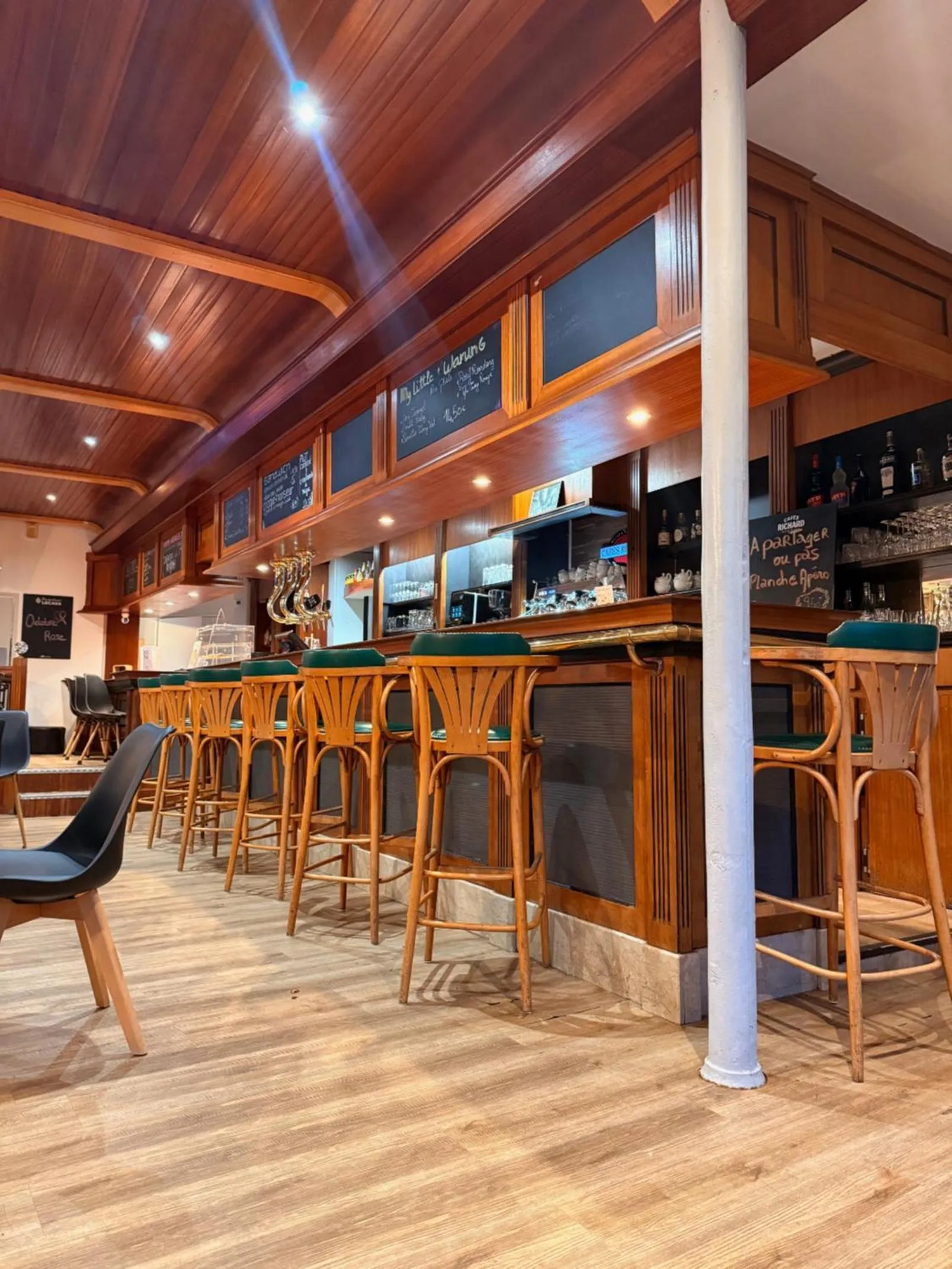 Lounge or bar in Brit Hotel L'Arrivée Guingamp