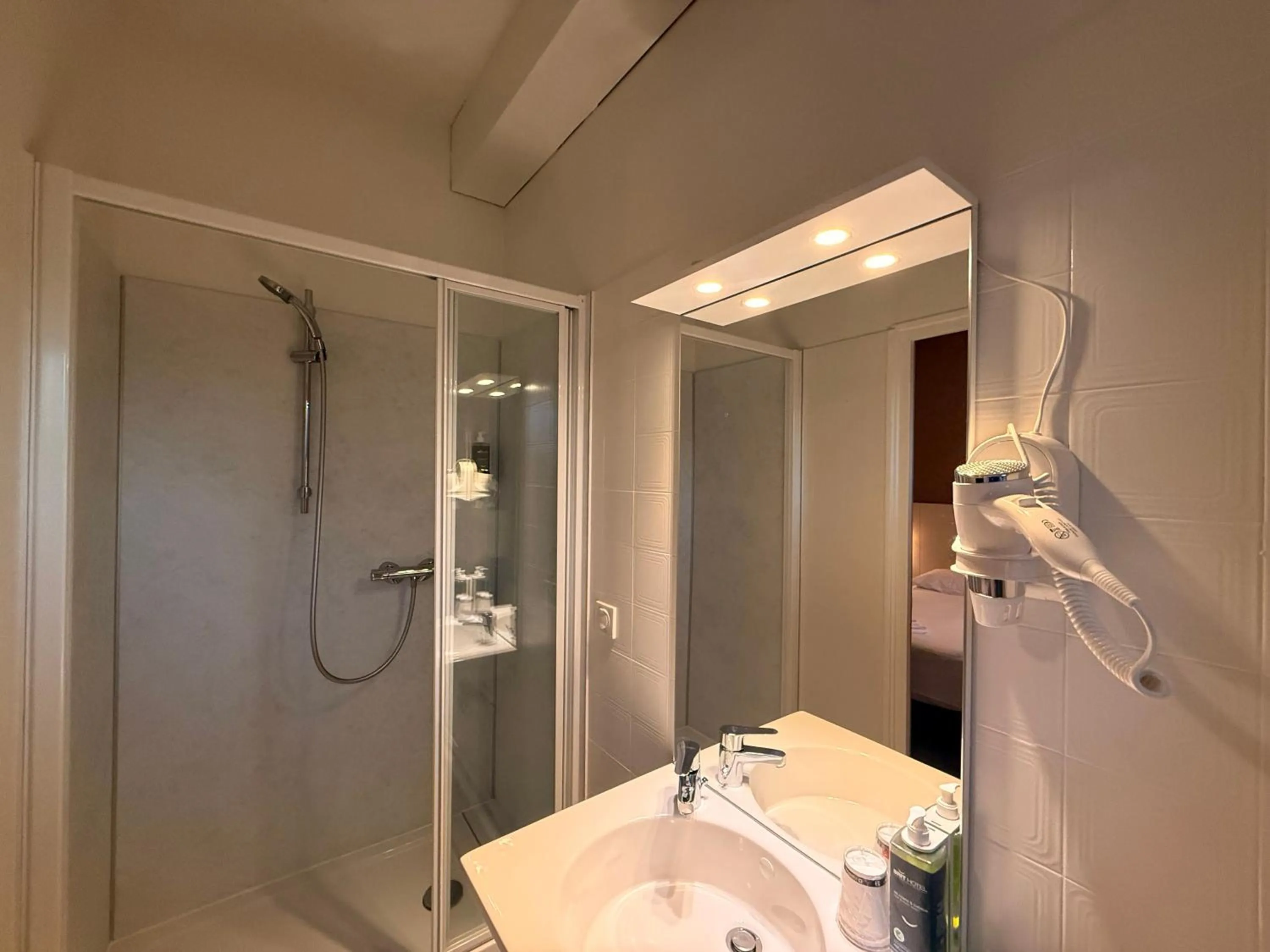 Shower in Brit Hotel L'Arrivée Guingamp