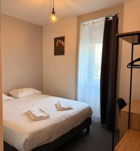 Bedroom, Bed in Brit Hotel L'Arrivée Guingamp