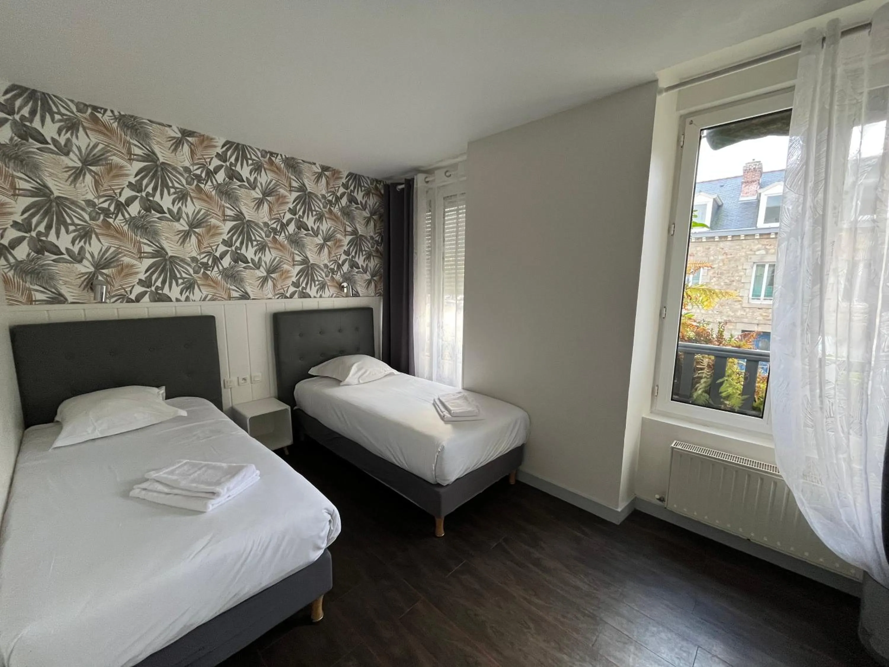 Bedroom, Bed in Brit Hotel L'Arrivée Guingamp