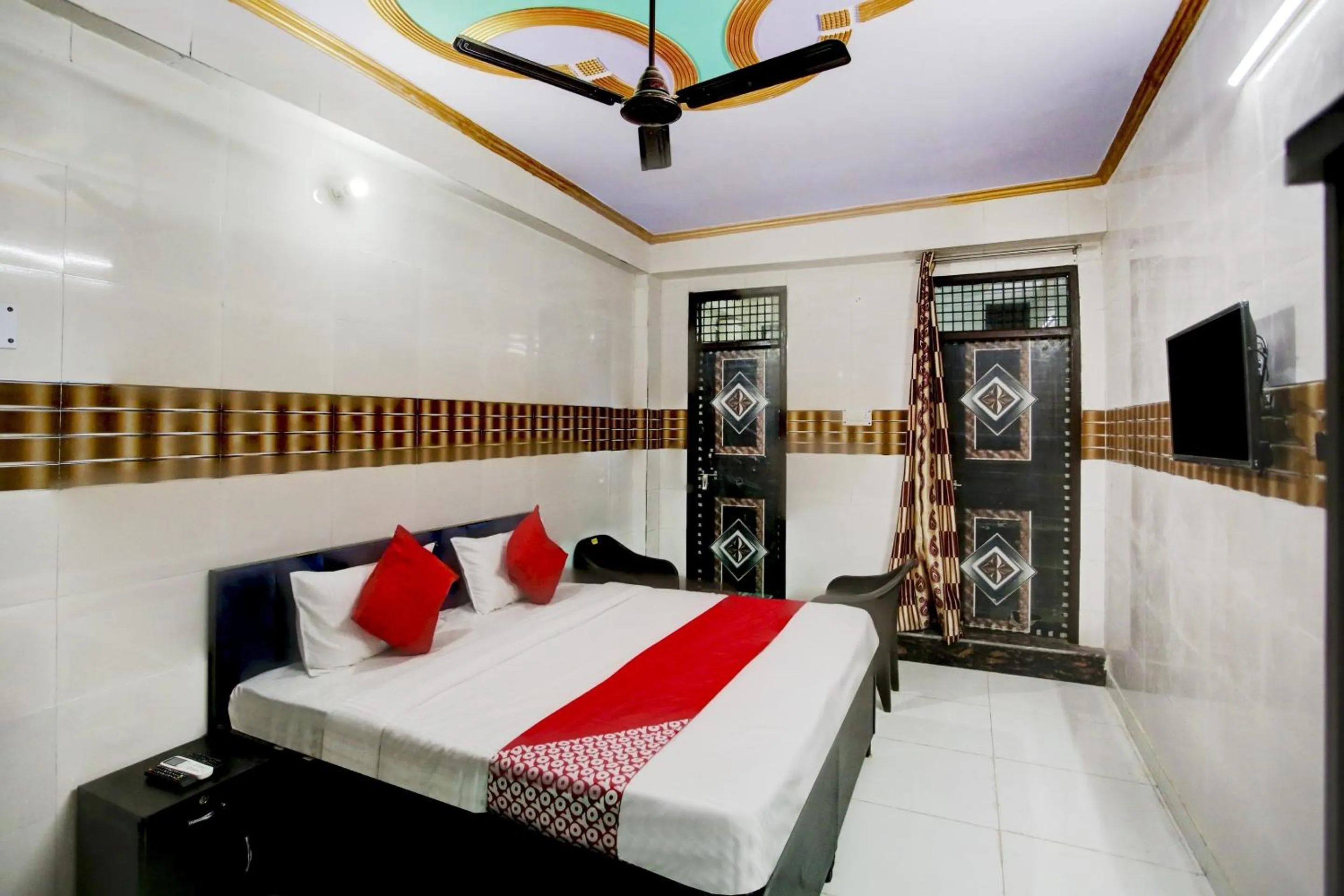 Facade/entrance, Bed in Hotel O by OYO DS Palace