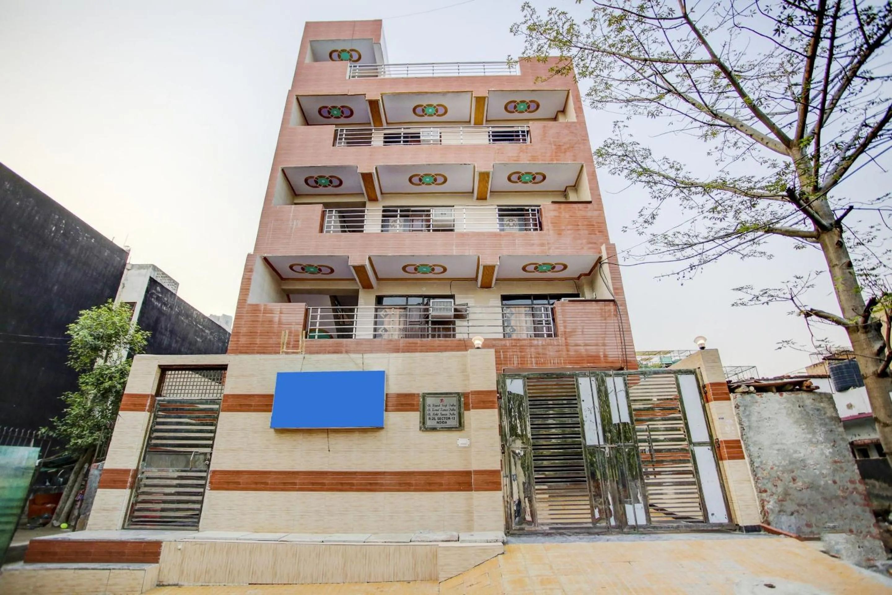 Facade/entrance in Hotel O by OYO DS Palace