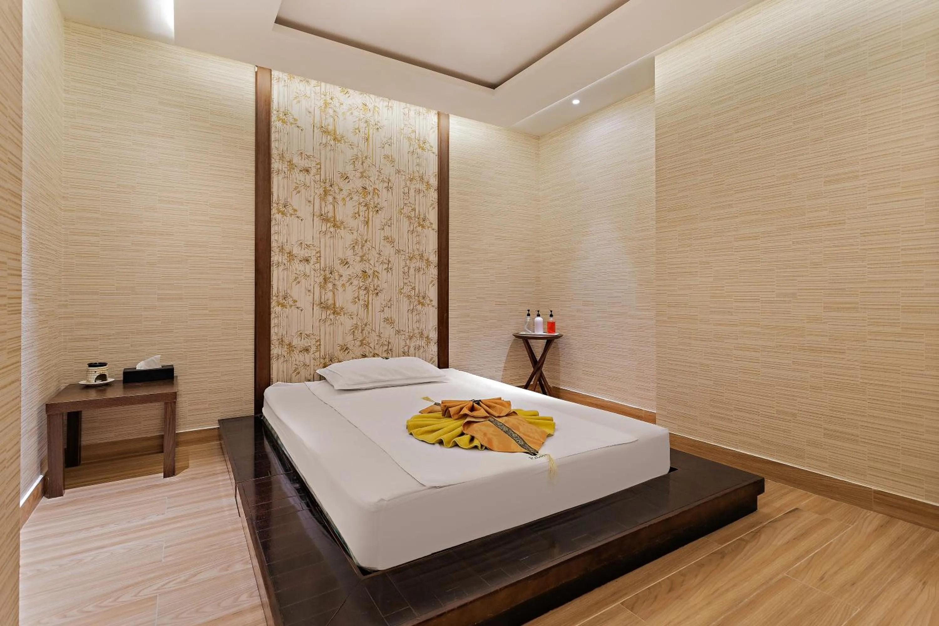 Spa and wellness centre/facilities, Bed in Ramee Dream Hotel Downtown