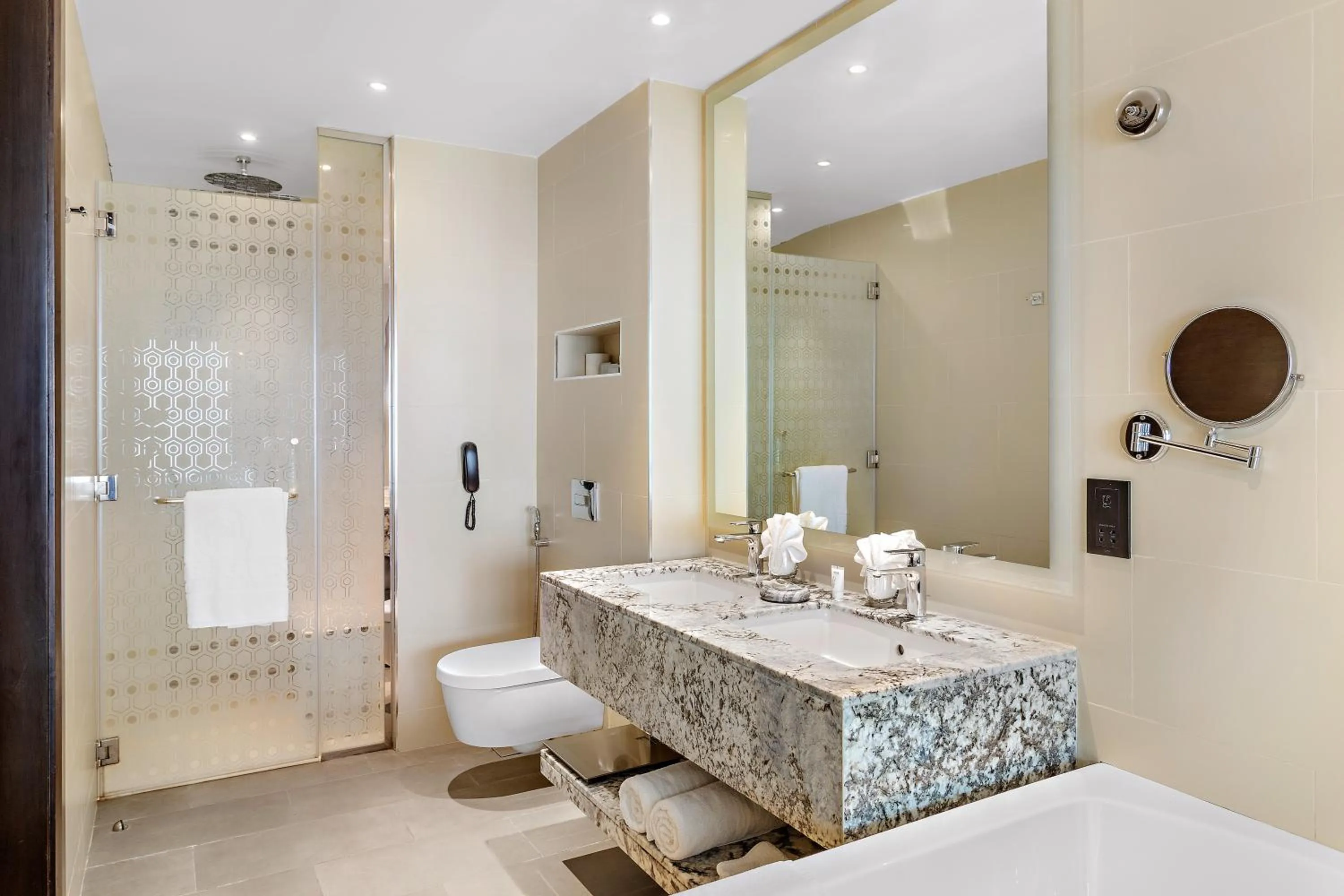 Shower in Ramee Dream Hotel Downtown