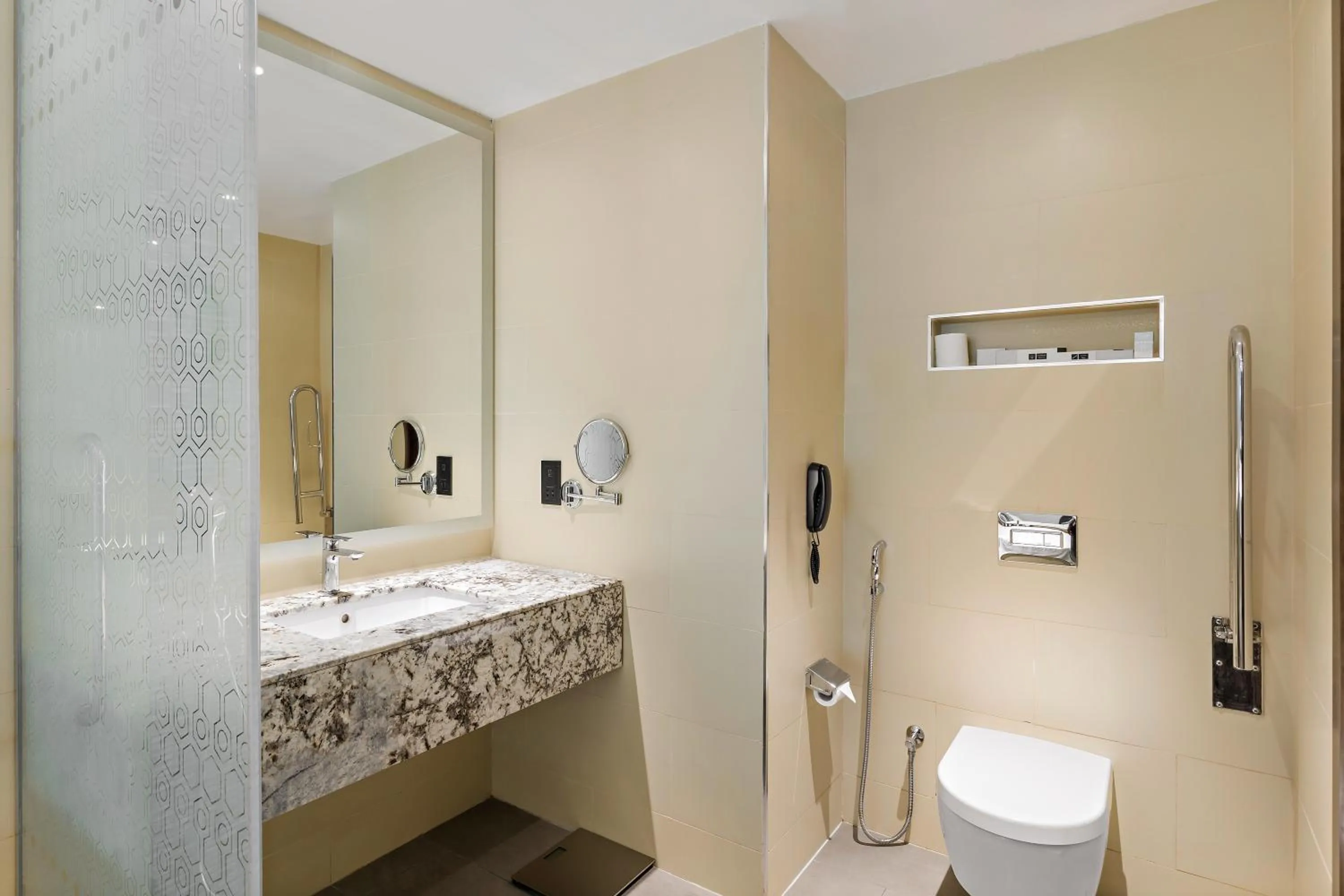 Shower in Ramee Dream Hotel Downtown