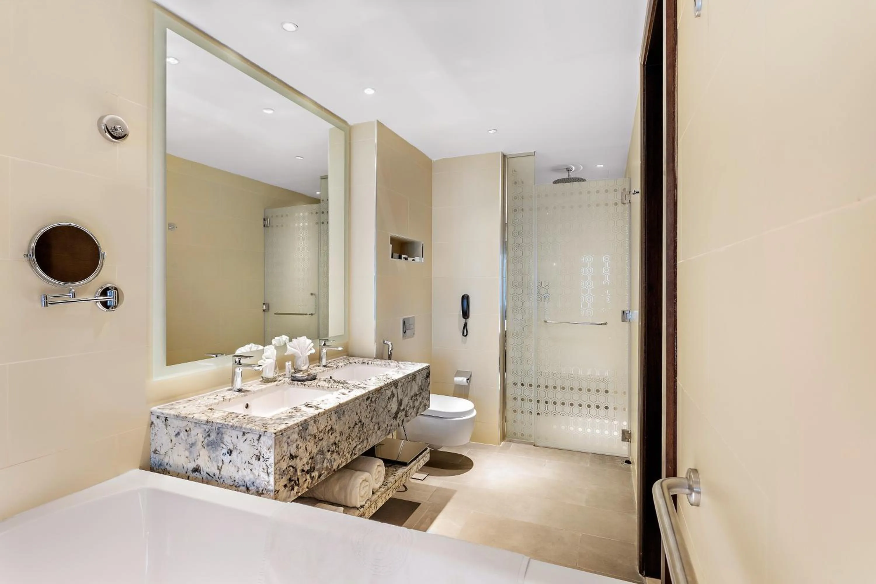 Shower in Ramee Dream Hotel Downtown