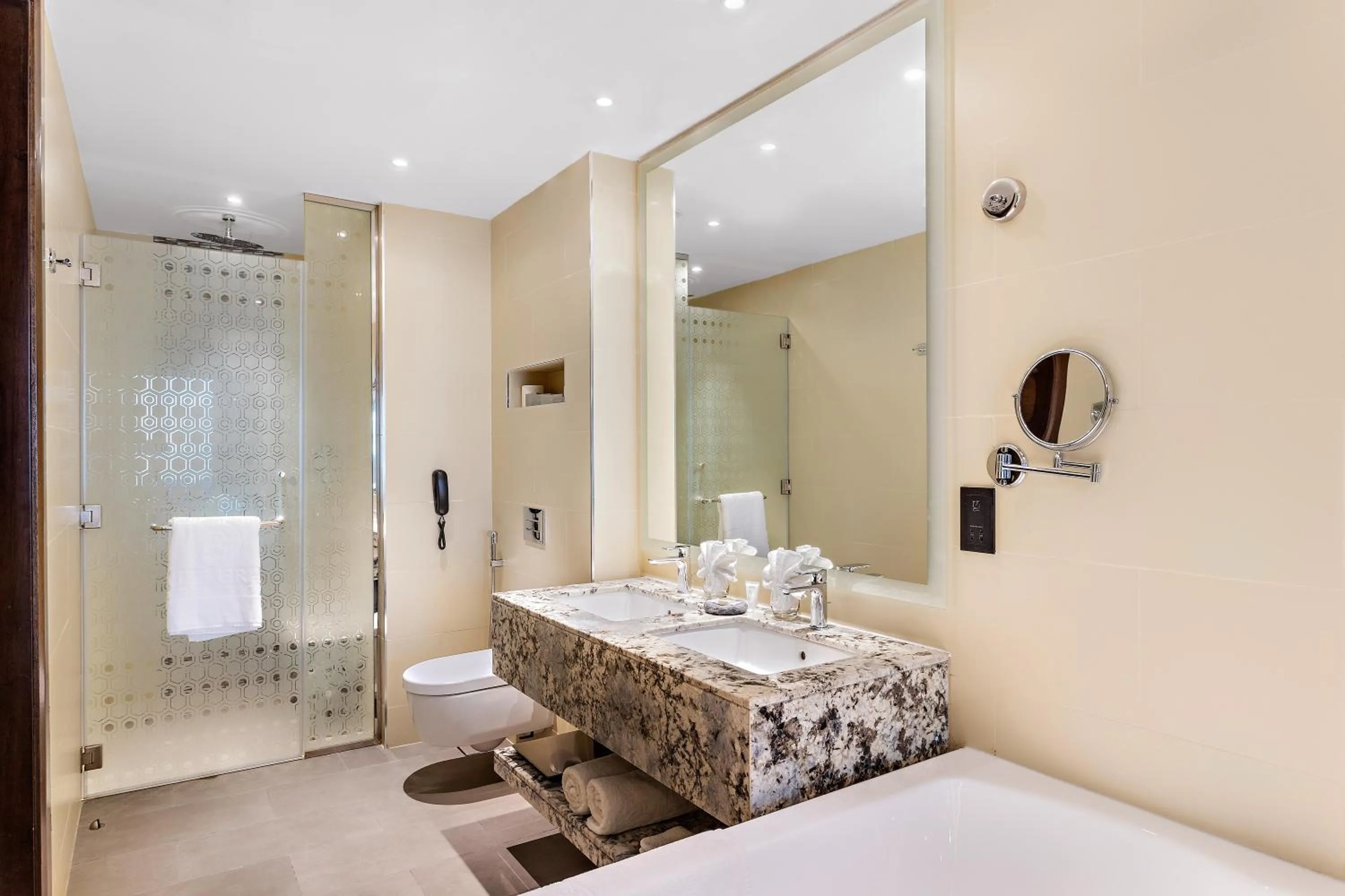 Toilet in Ramee Dream Hotel Downtown