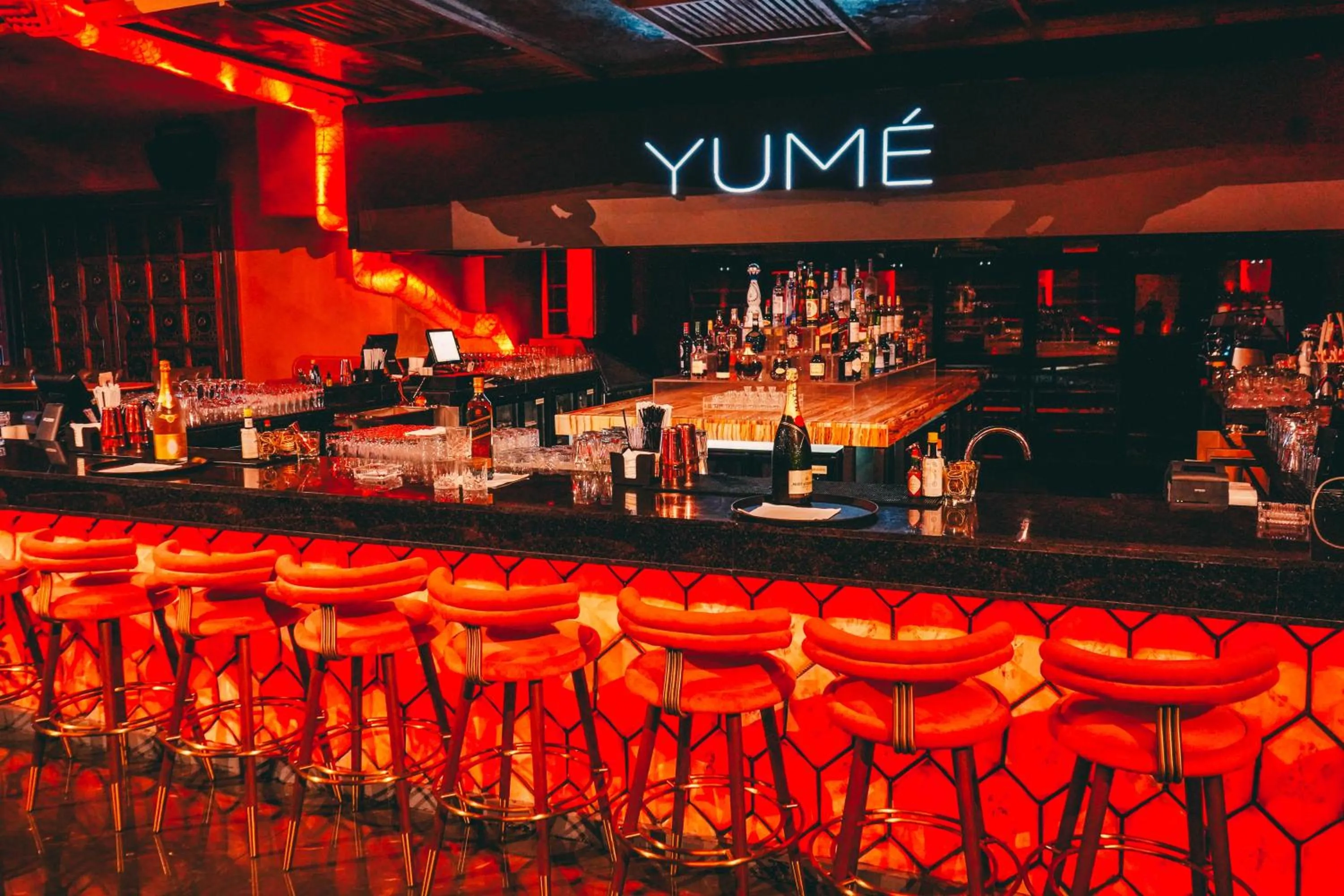 Nightclub / DJ in Ramee Dream Hotel Downtown