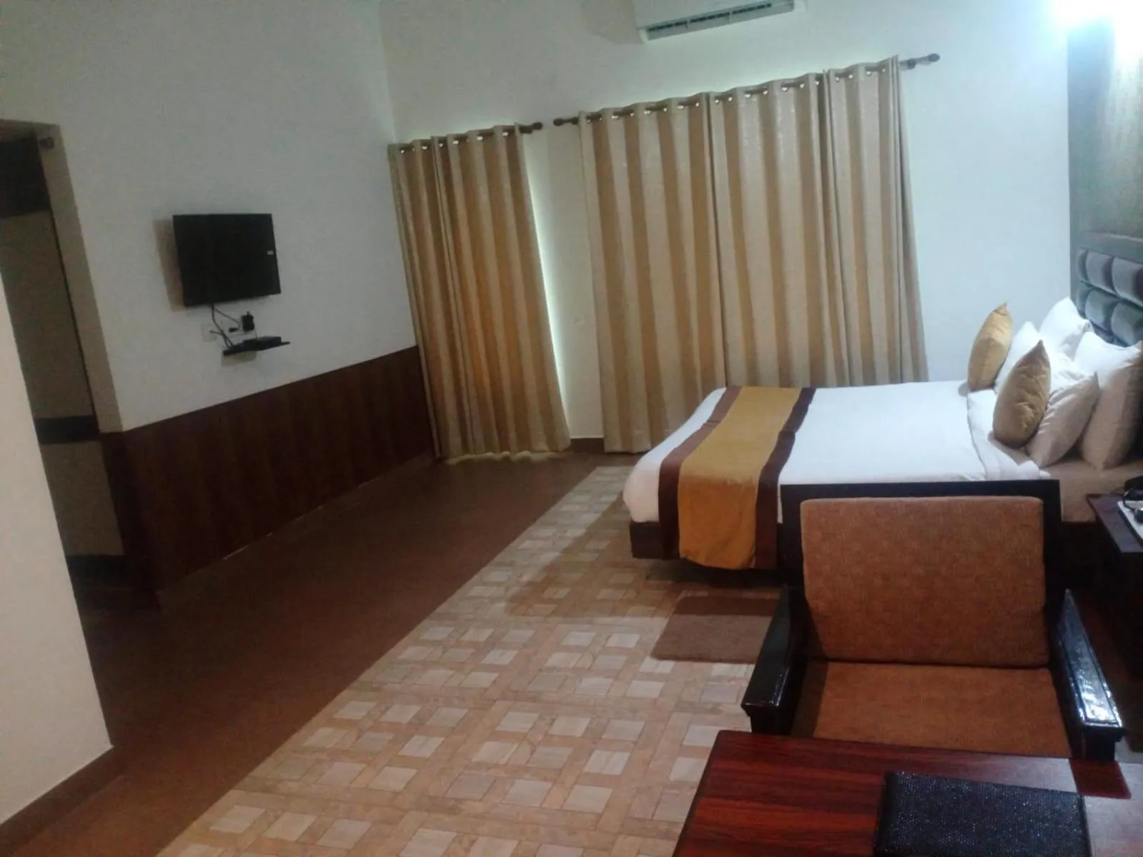 Bed in Pineland Resorts & Chalets Kasauli