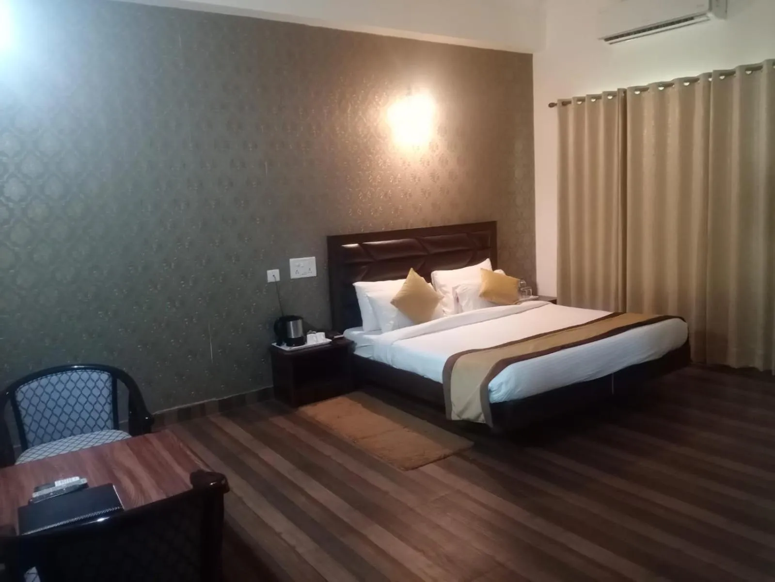 Bed in Pineland Resorts & Chalets Kasauli
