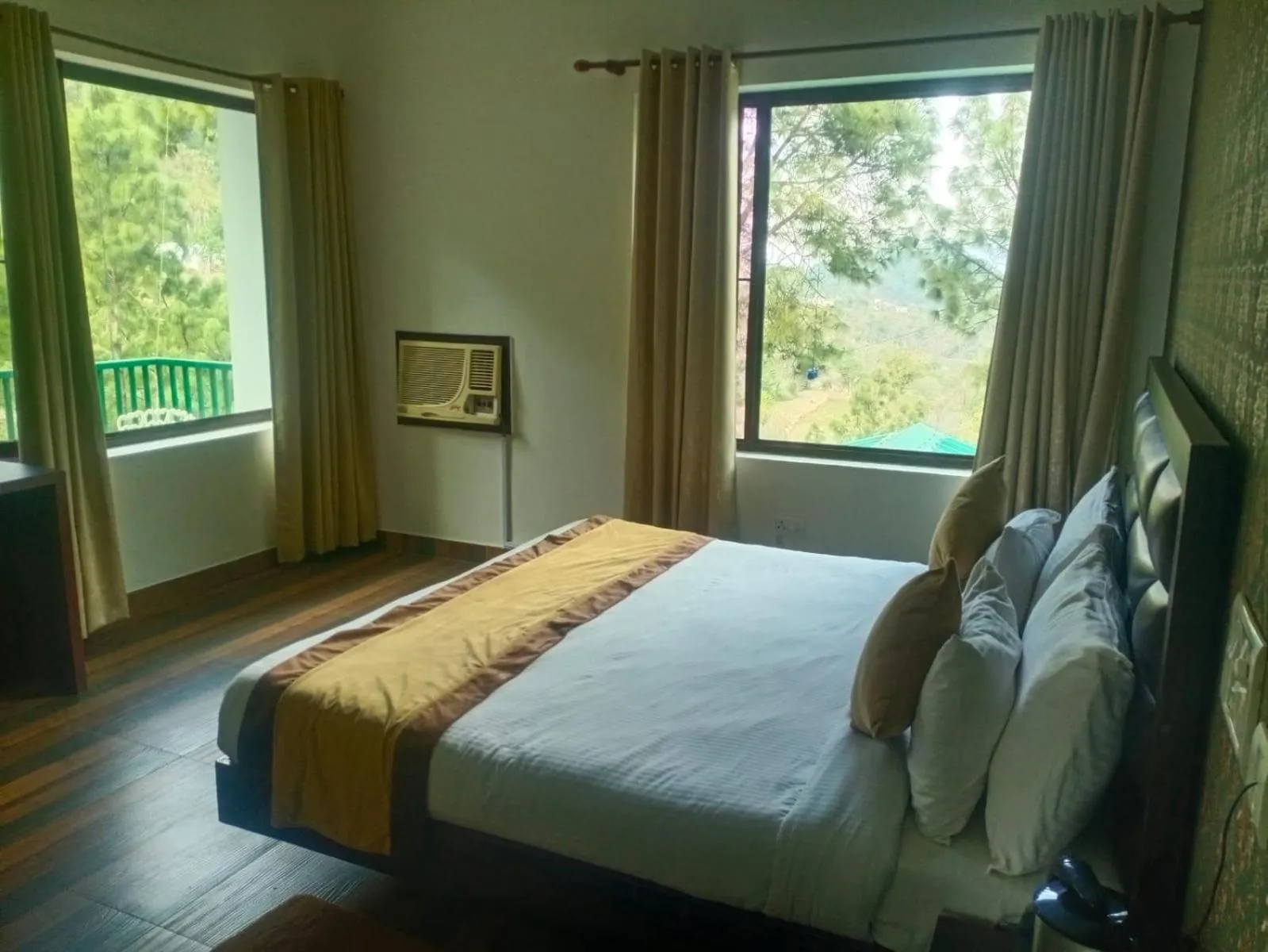 Bed in Pineland Resorts & Chalets Kasauli