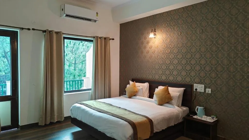 Bed in Pineland Resorts & Chalets Kasauli