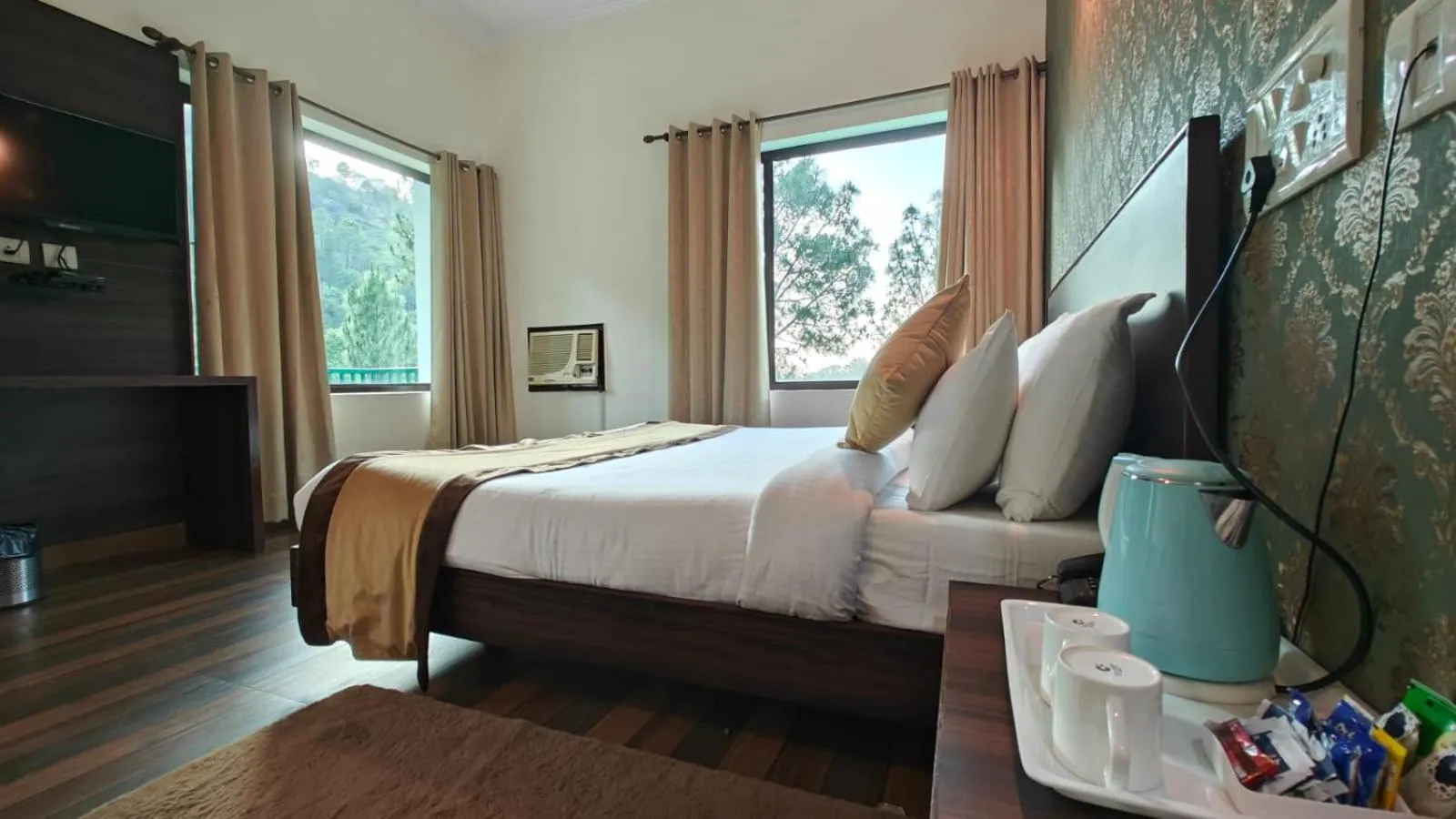 Bed in Pineland Resorts & Chalets Kasauli