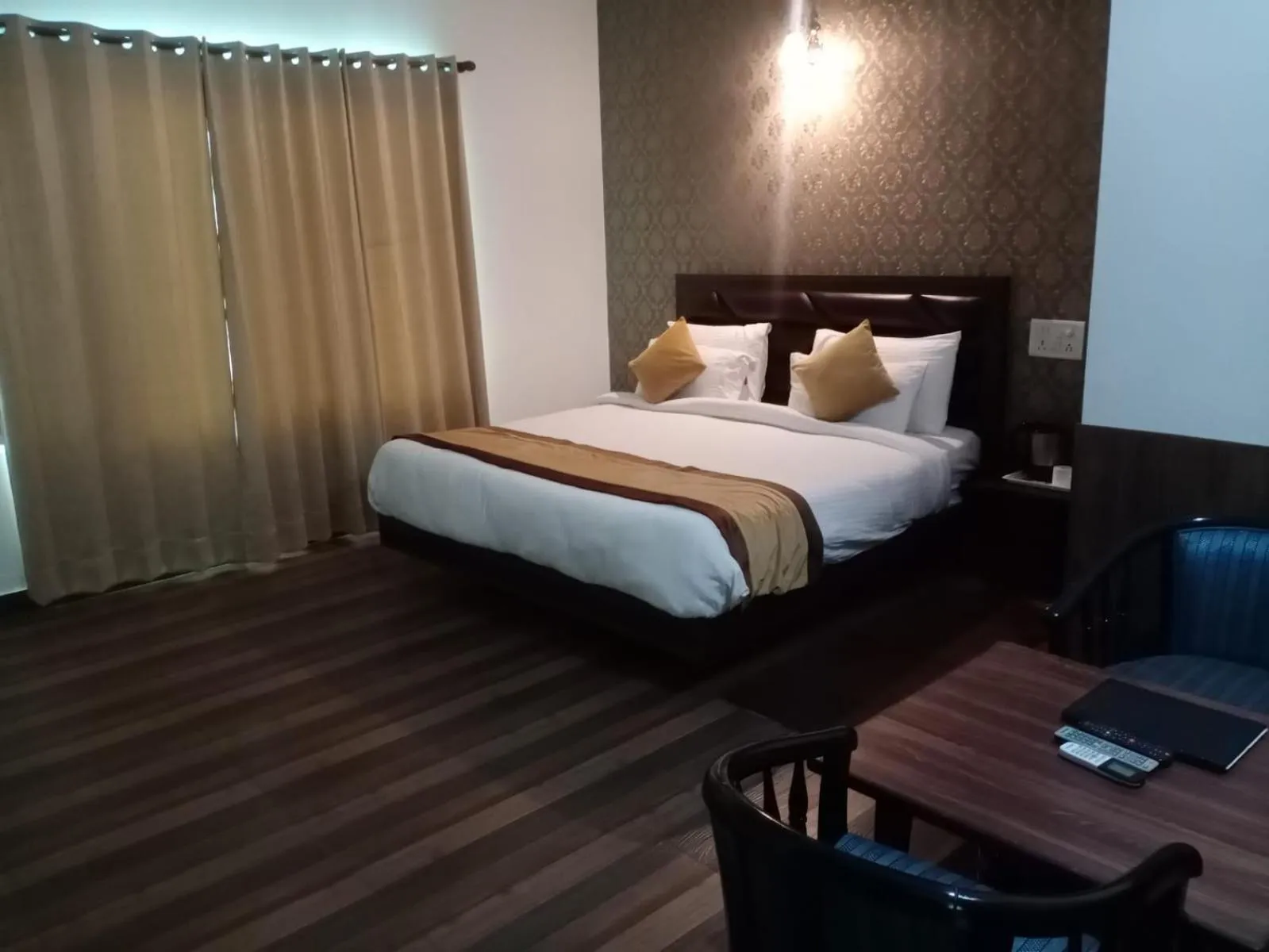 Bed in Pineland Resorts & Chalets Kasauli