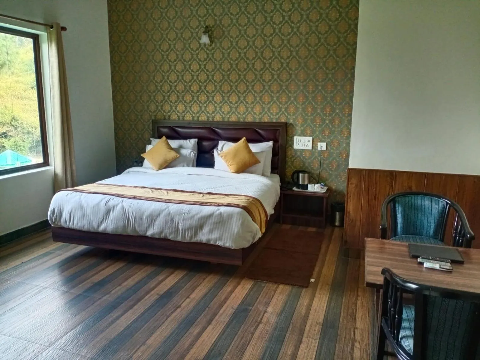 Bed in Pineland Resorts & Chalets Kasauli