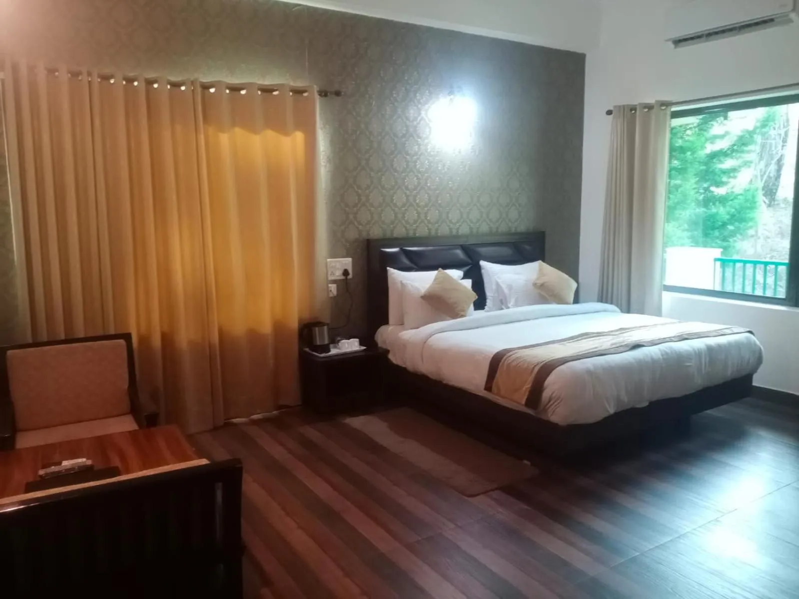 Bed in Pineland Resorts & Chalets Kasauli