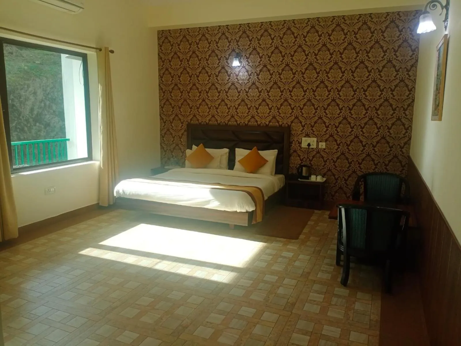Bed in Pineland Resorts & Chalets Kasauli
