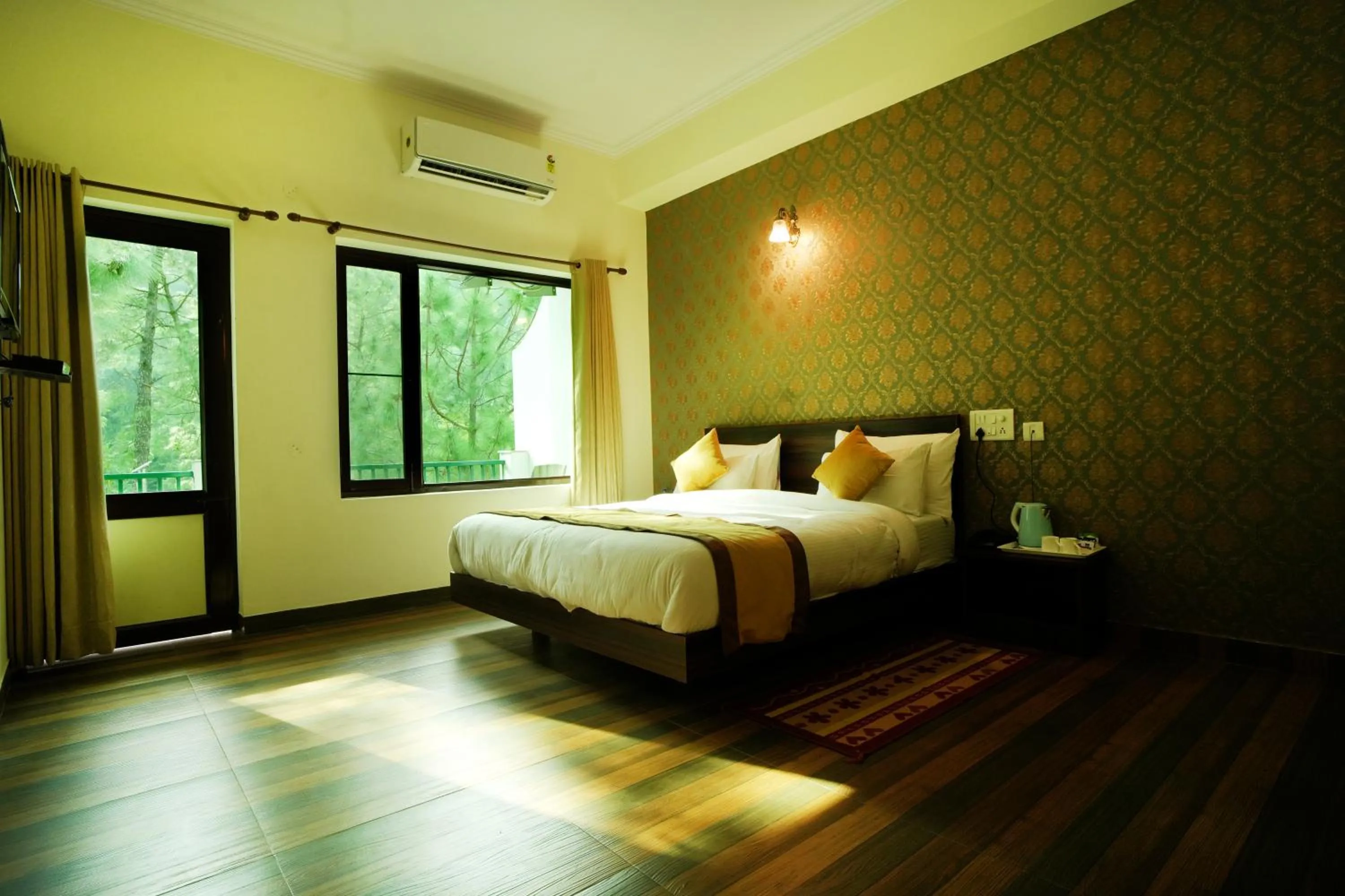 Photo of the whole room, Bed in Pineland Resorts & Chalets Kasauli