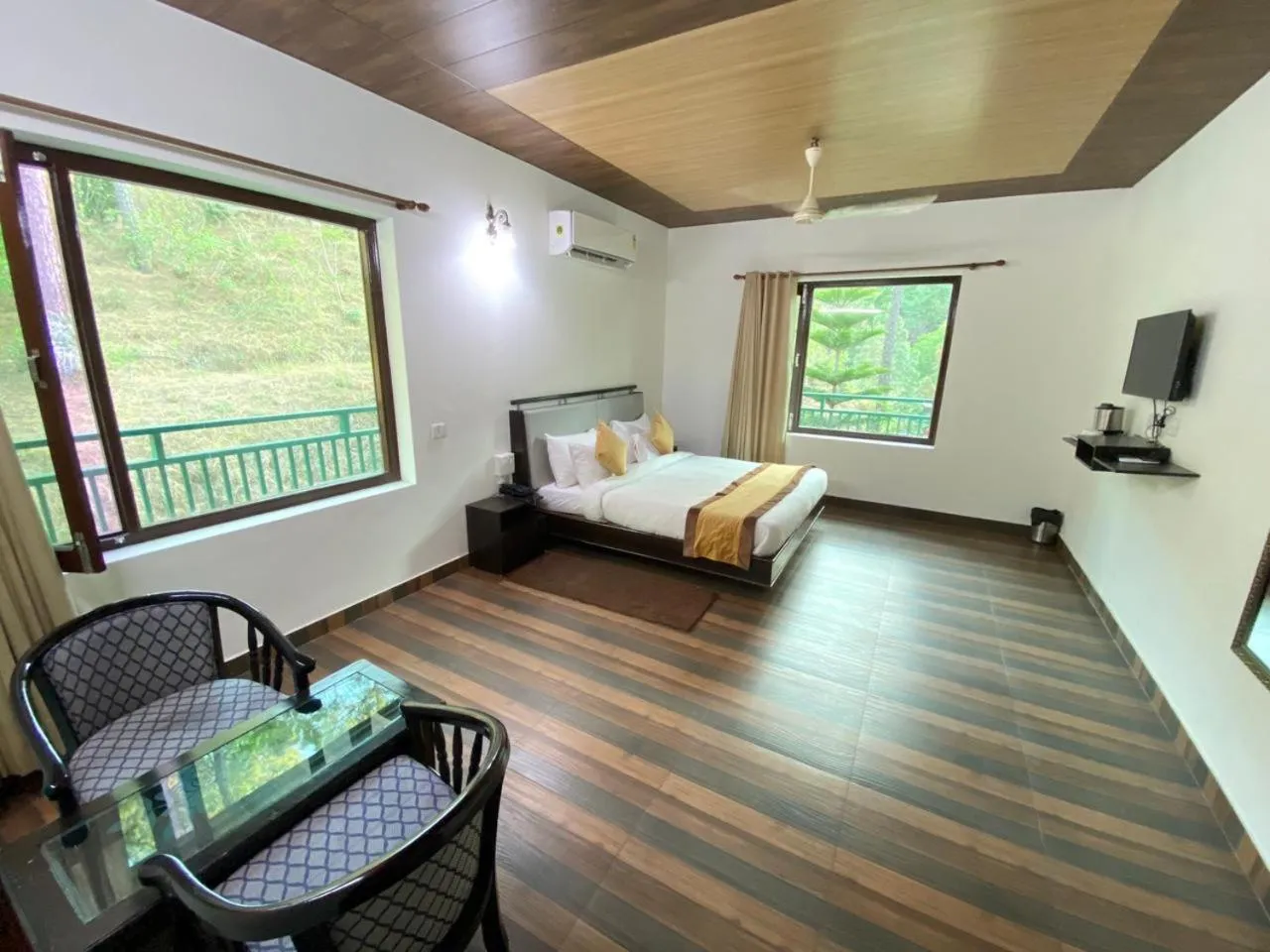 Photo of the whole room, Bed in Pineland Resorts & Chalets Kasauli