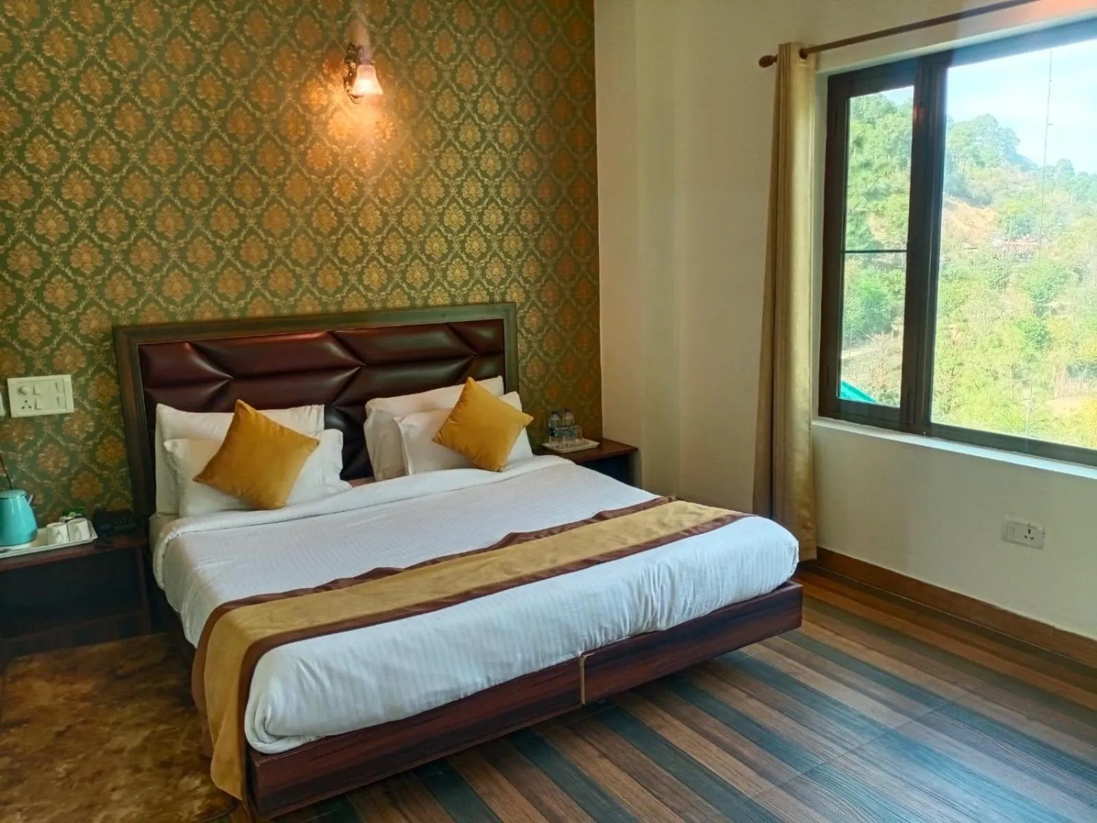 Bed in Pineland Resorts & Chalets Kasauli