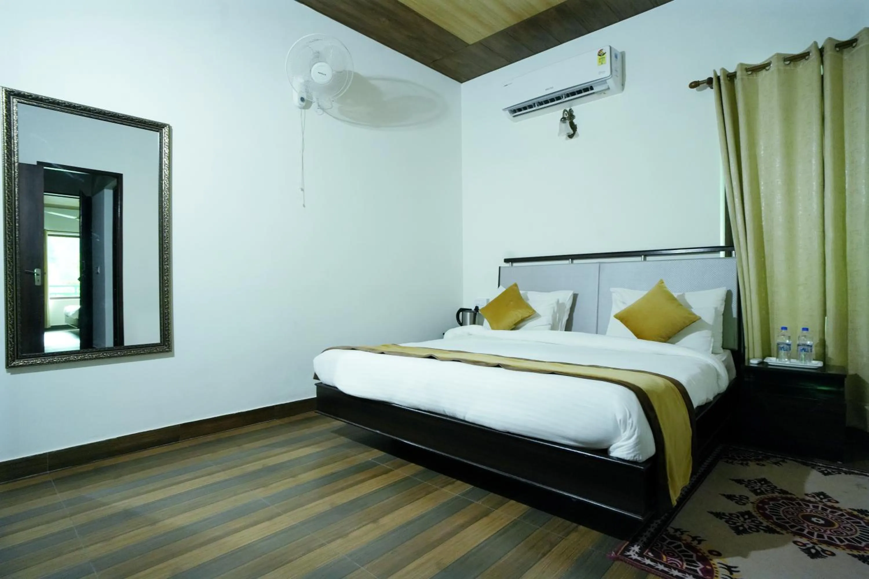 Photo of the whole room, Bed in Pineland Resorts & Chalets Kasauli