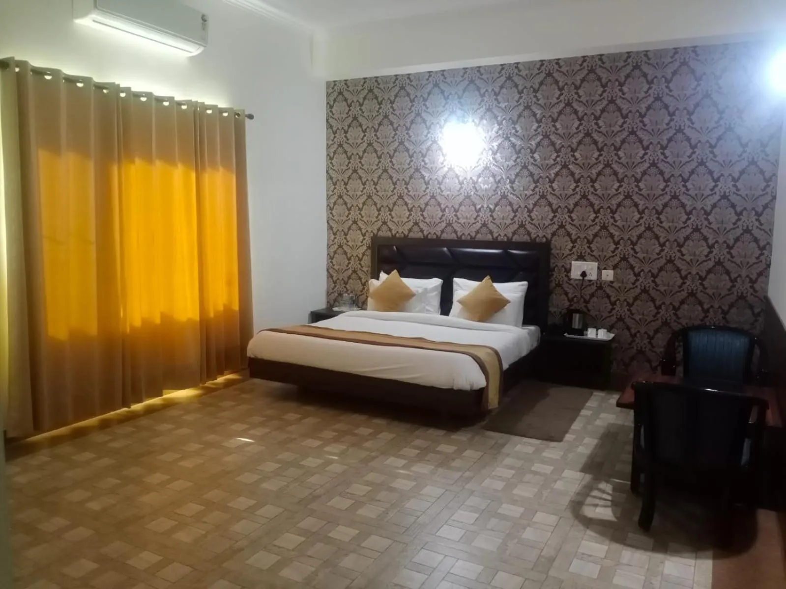 Bed in Pineland Resorts & Chalets Kasauli