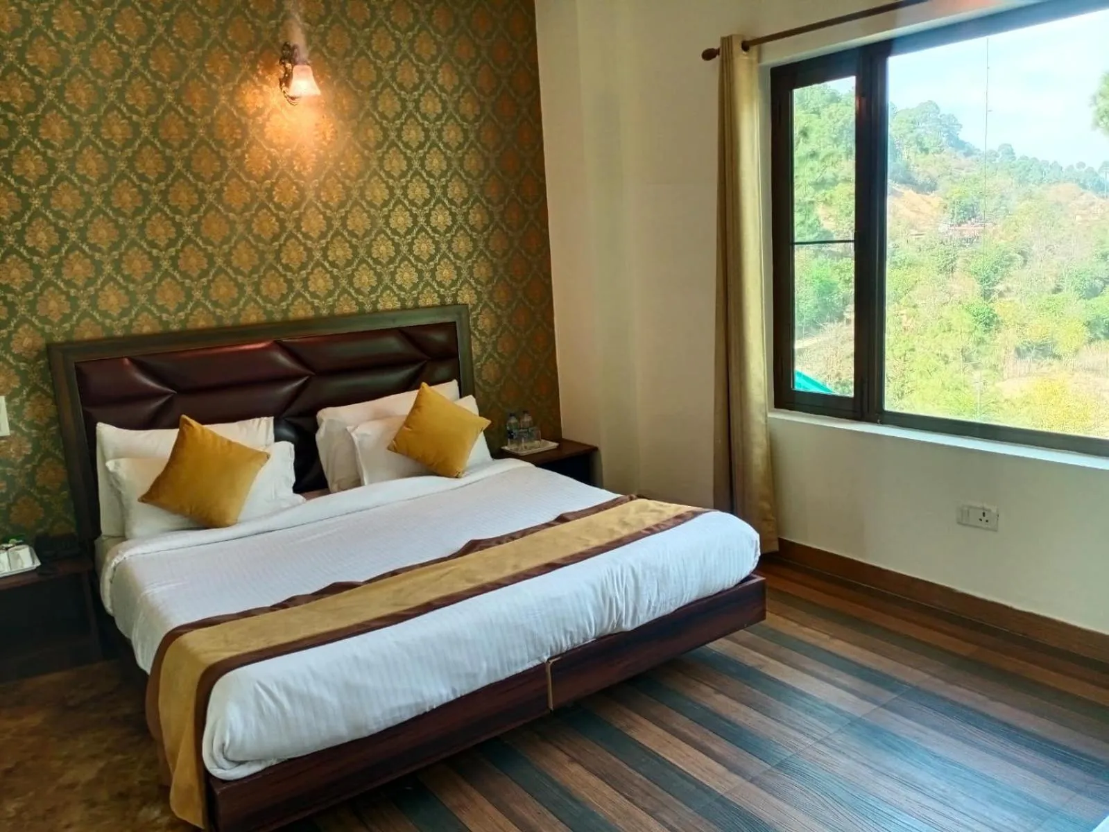 Bed in Pineland Resorts & Chalets Kasauli