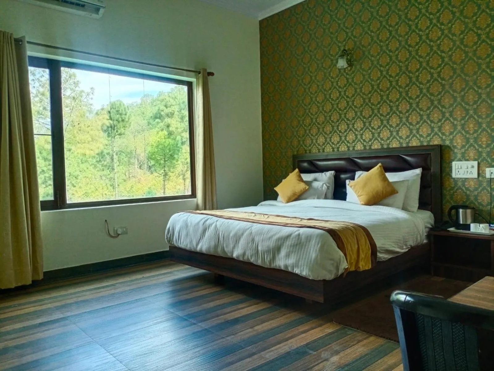 Bed in Pineland Resorts & Chalets Kasauli