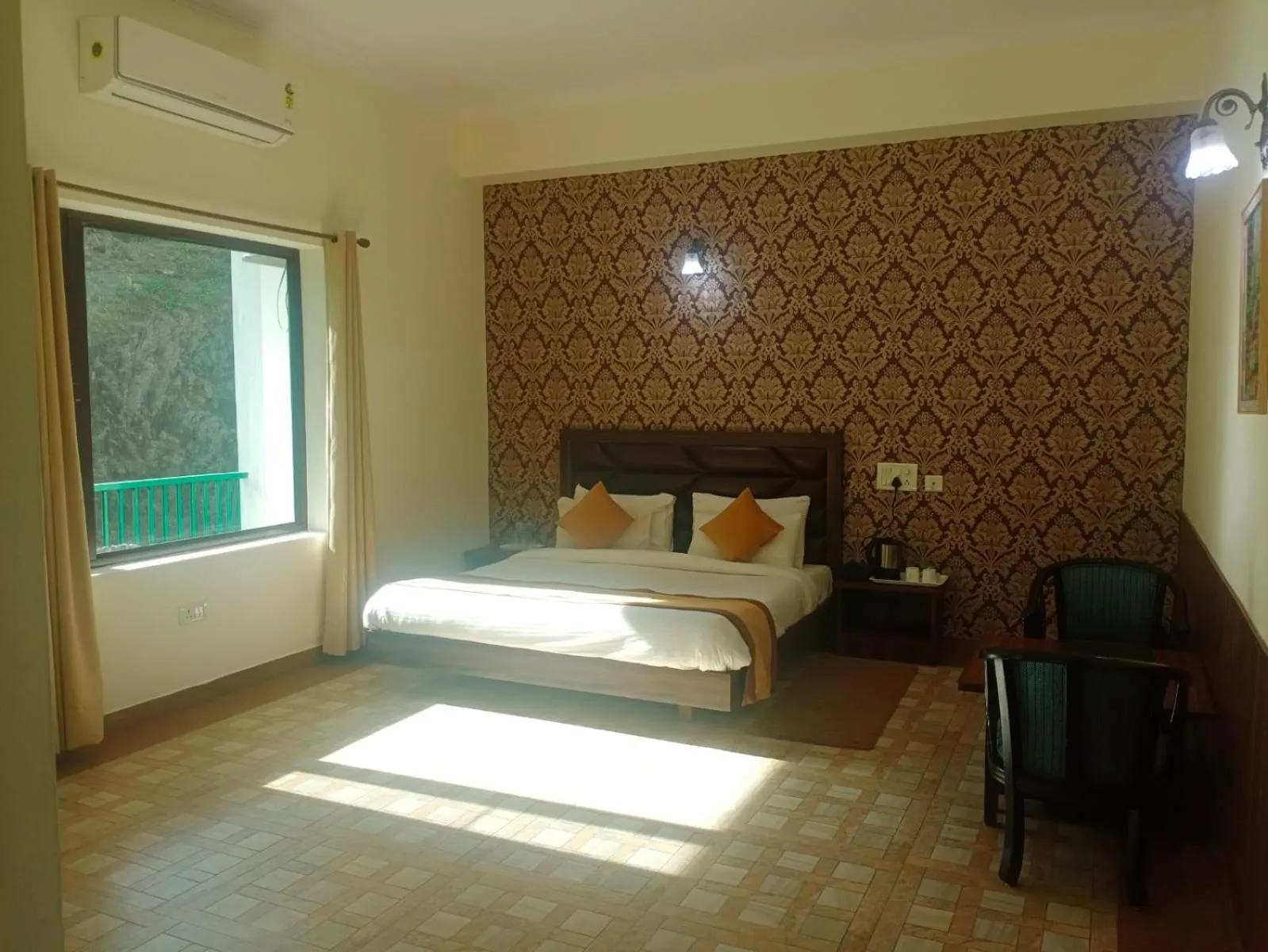 Bed in Pineland Resorts & Chalets Kasauli