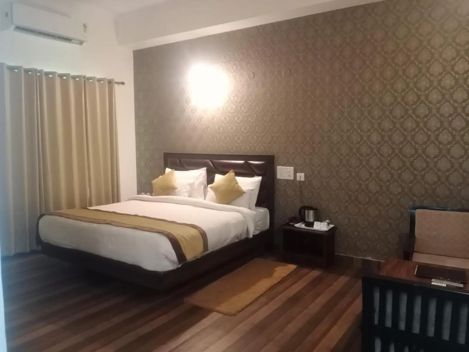 Bed in Pineland Resorts & Chalets Kasauli