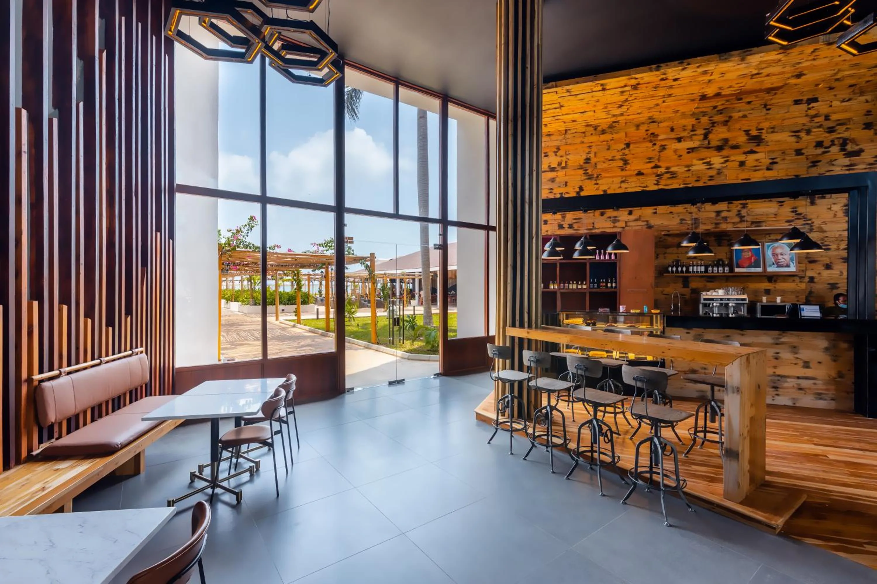 Restaurant/places to eat in Giraffe Beach Hotel