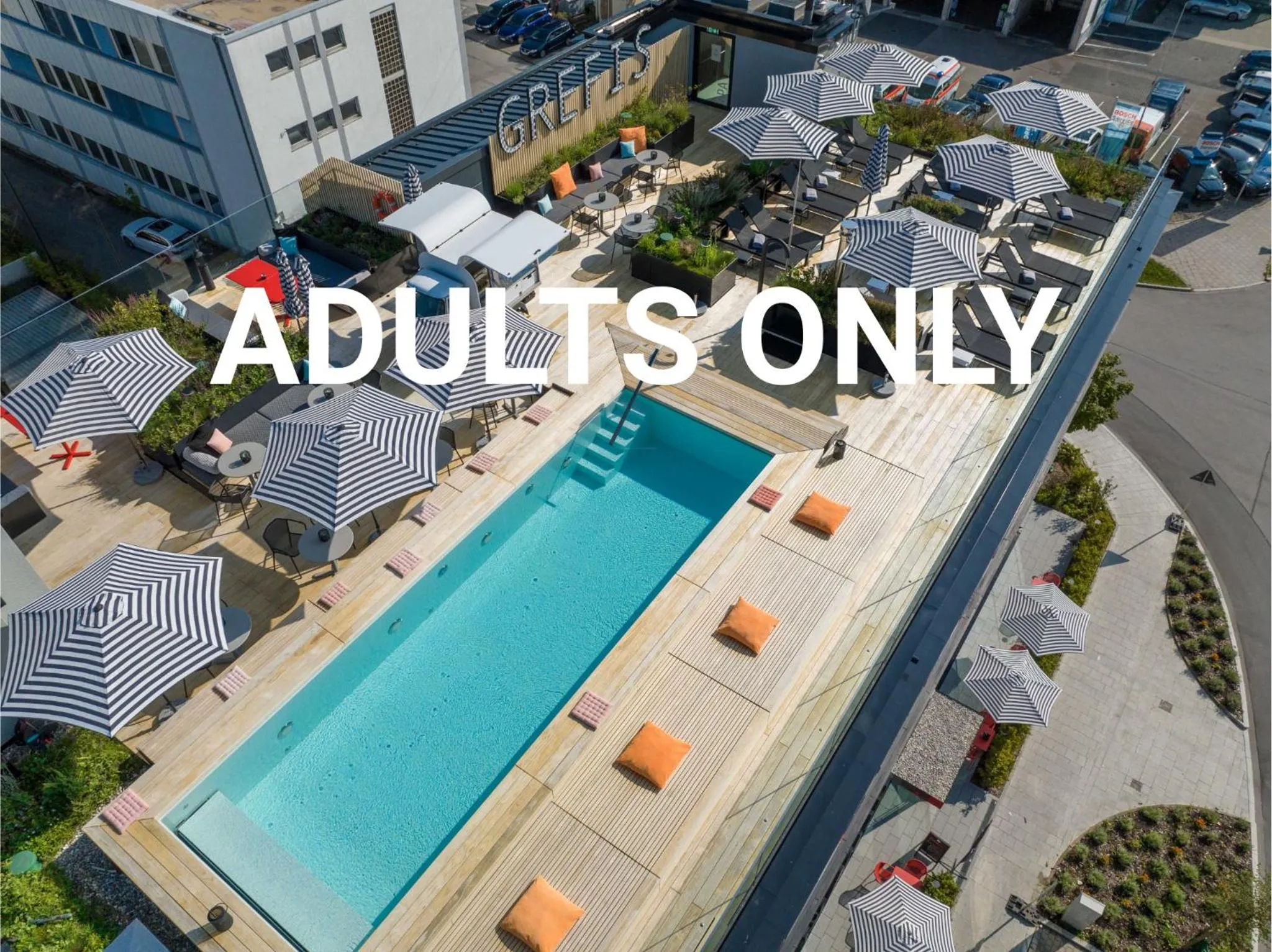 Swimming pool in GREFIS Hotel München-Gräfelfing