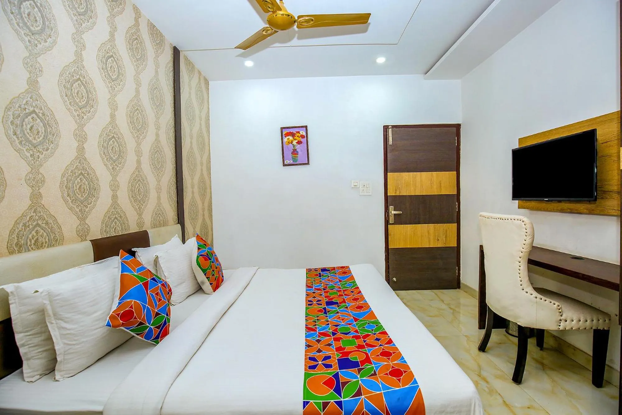 Communal lounge/ TV room in FabHotel Golden Temple Paradise - 50 meters from Golden Temple