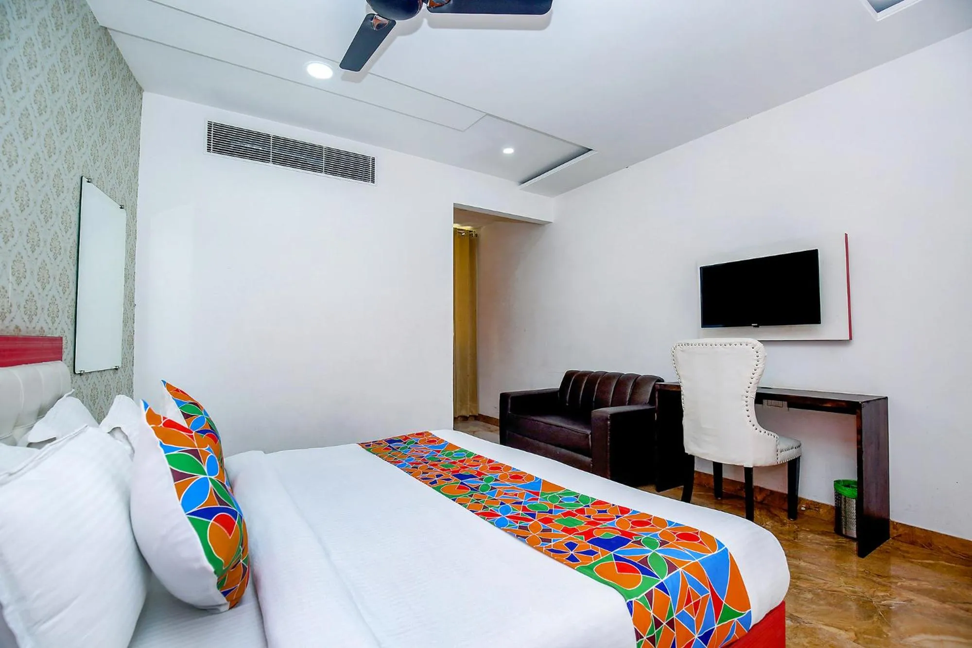 Communal lounge/ TV room in FabHotel Golden Temple Paradise - 50 meters from Golden Temple