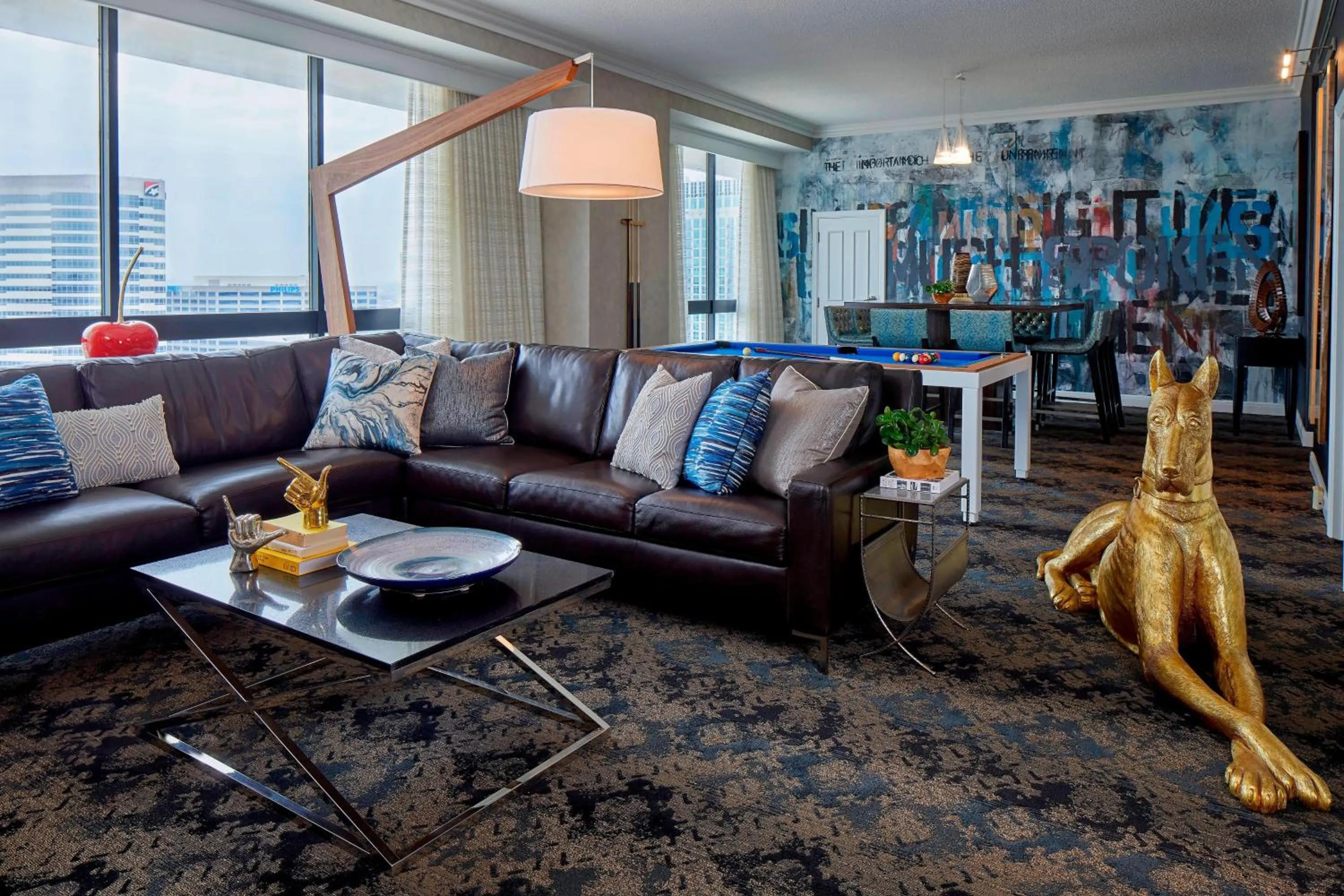 Living room in Renaissance Nashville Hotel