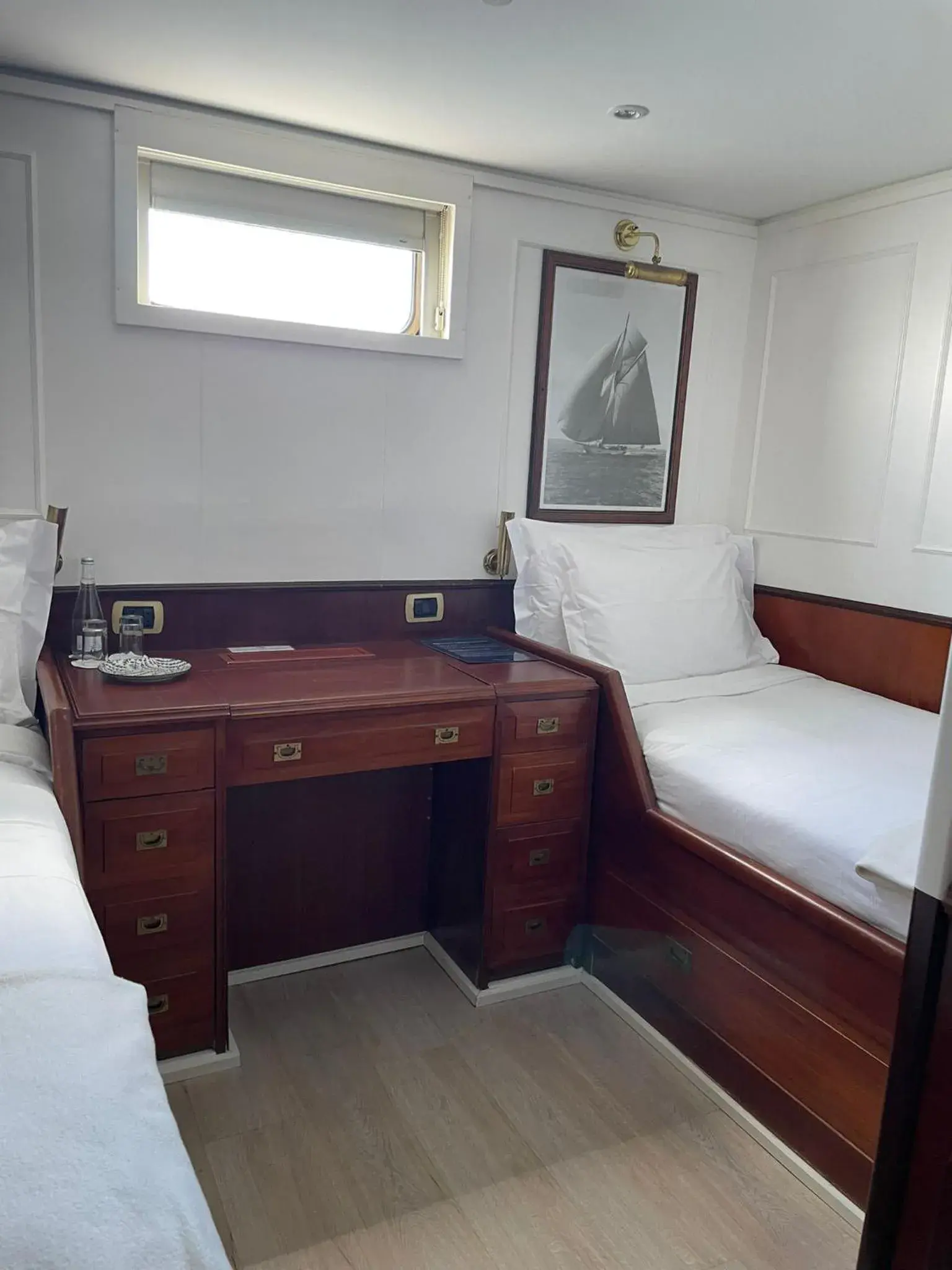 Budget Twin Room in Costa do Sal Hotel Boat Lounge Budget Twin Room in Costa do Sal Hotel Boat Lounge