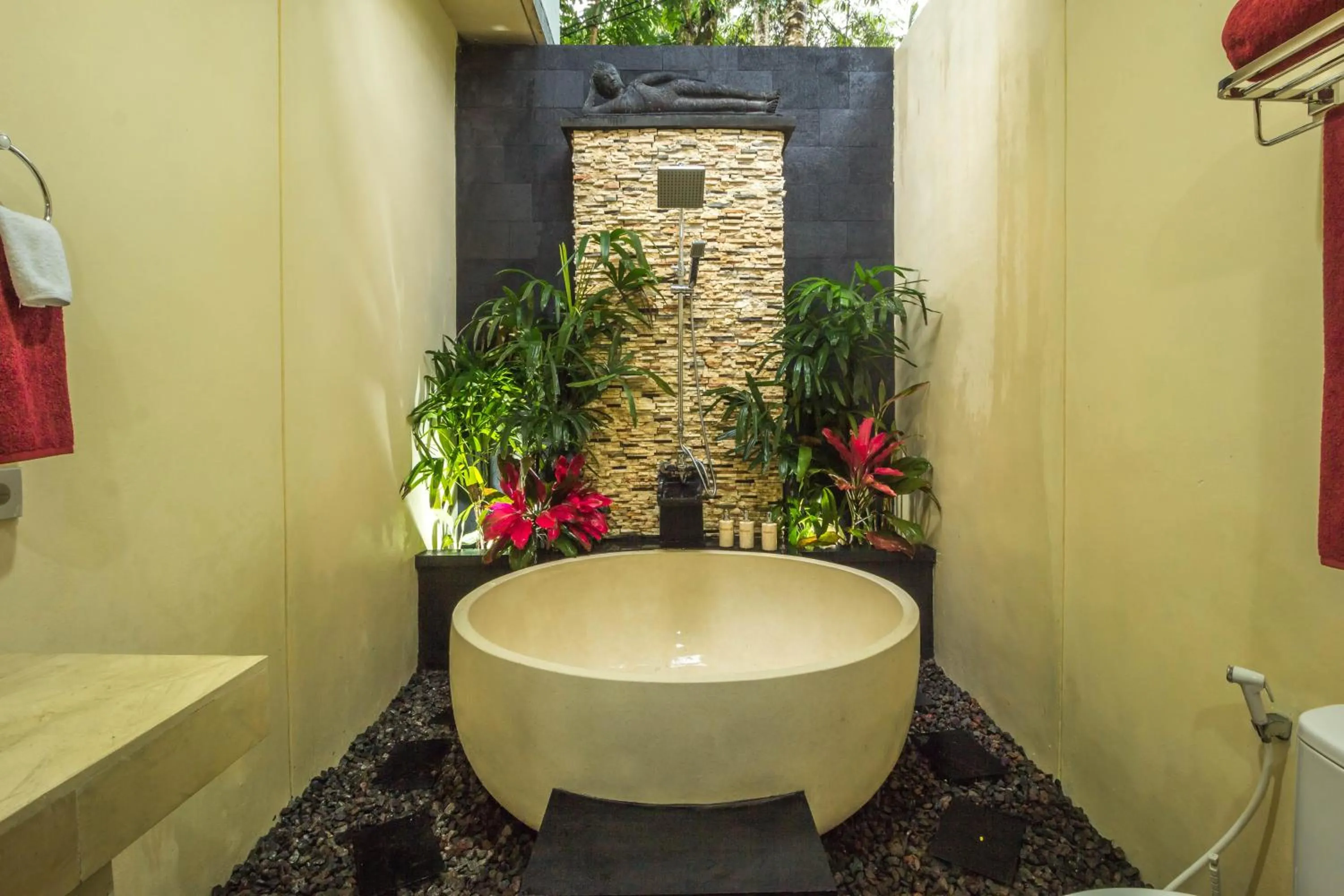 Shower in Masakali Retreat