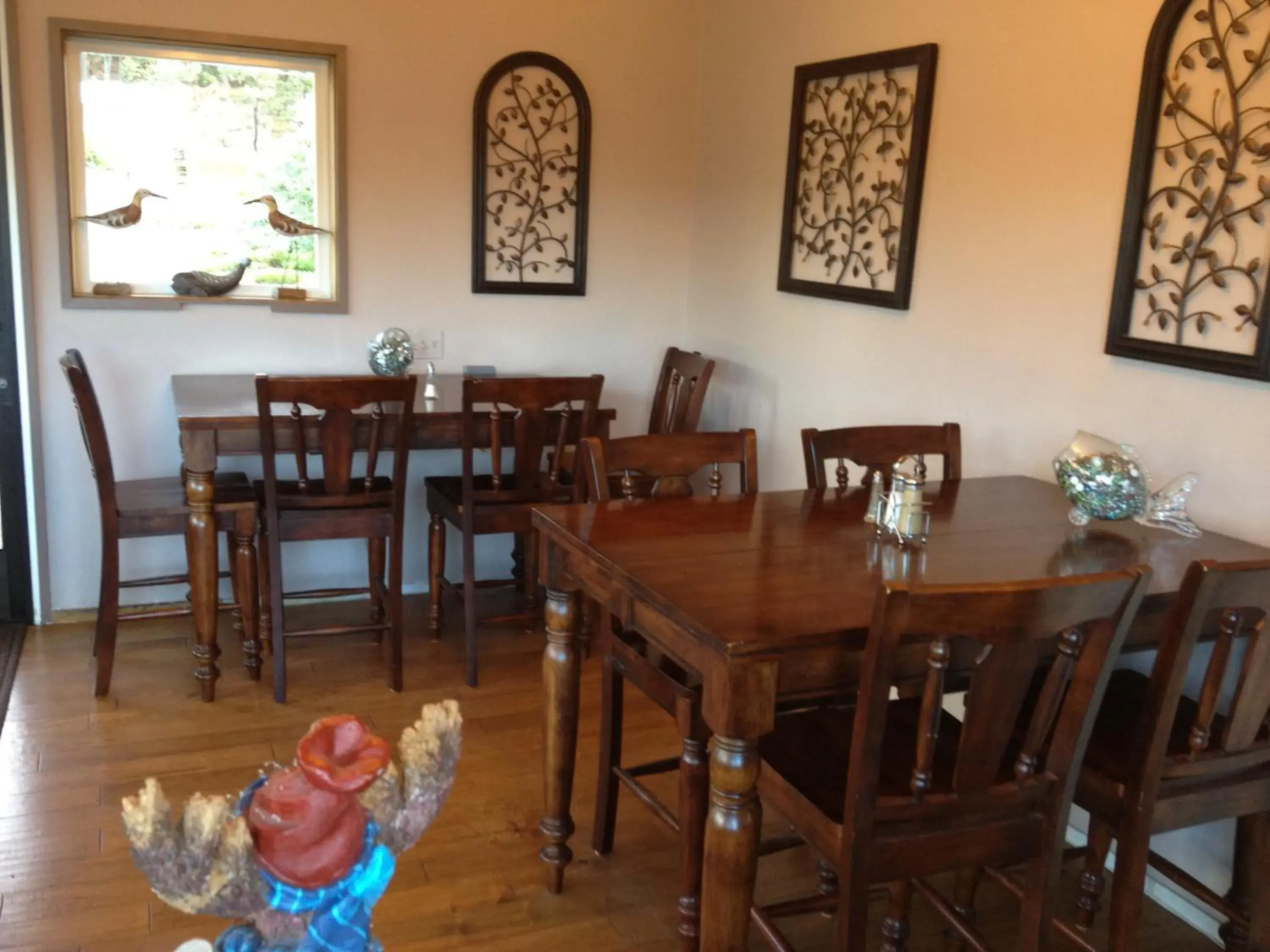 Lounge or bar in Gualala Surf Inn on the ocean bluff Lounge or bar in Gualala Surf Inn on the ocean bluff