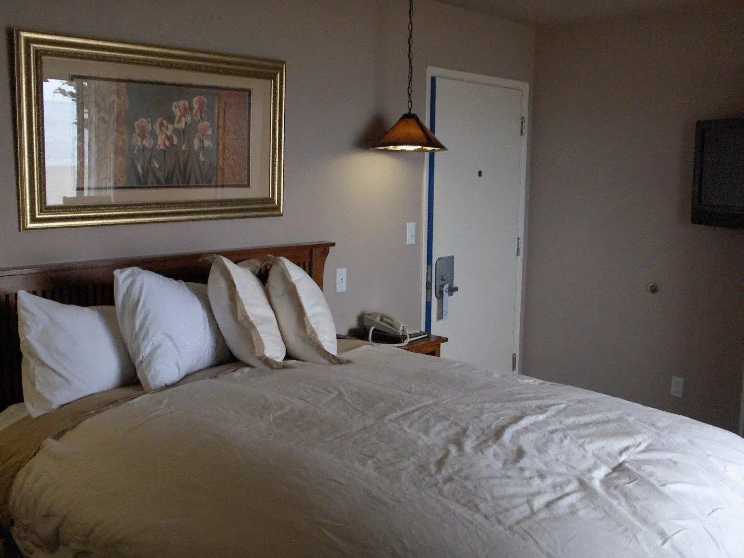 Bed in Gualala Surf Inn on the ocean bluff Bed in Gualala Surf Inn on the ocean bluff
