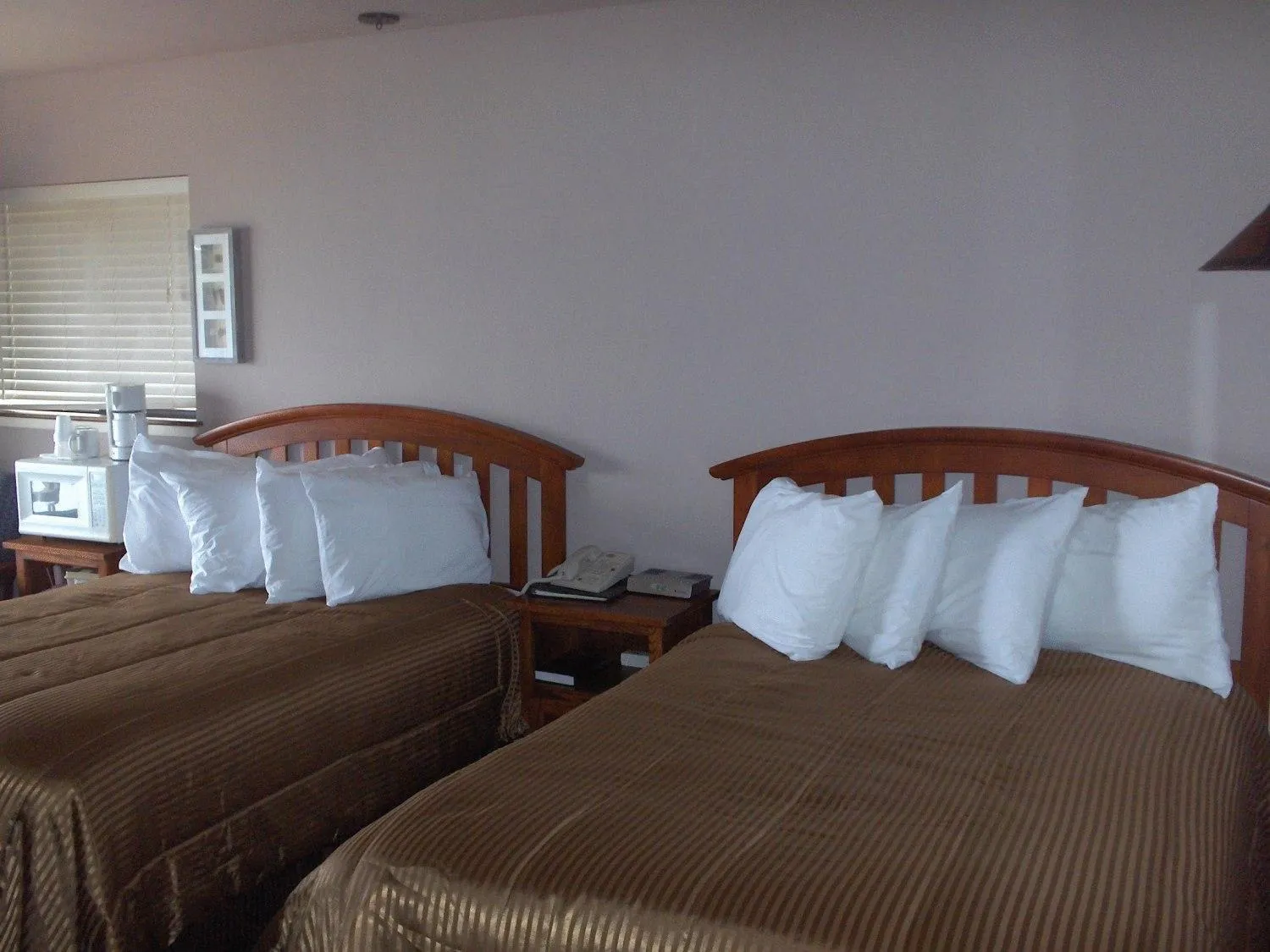 Bed in Gualala Surf Inn on the ocean bluff