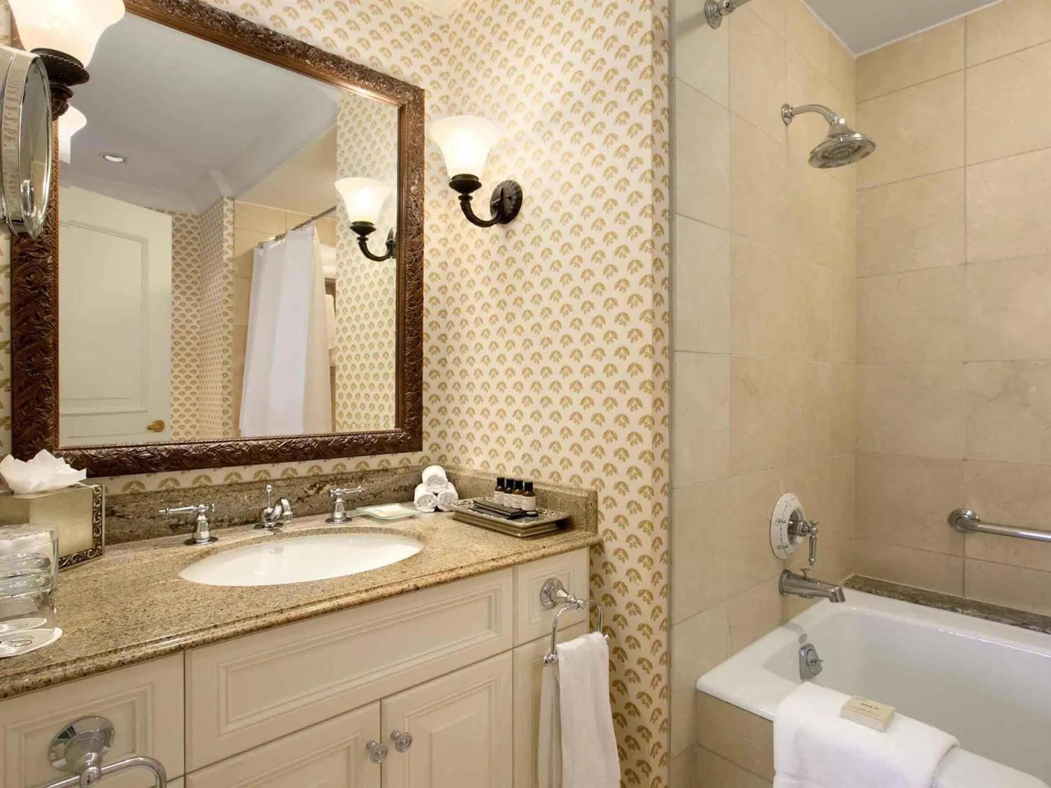 Bedroom in Fairmont Château Lake Louise