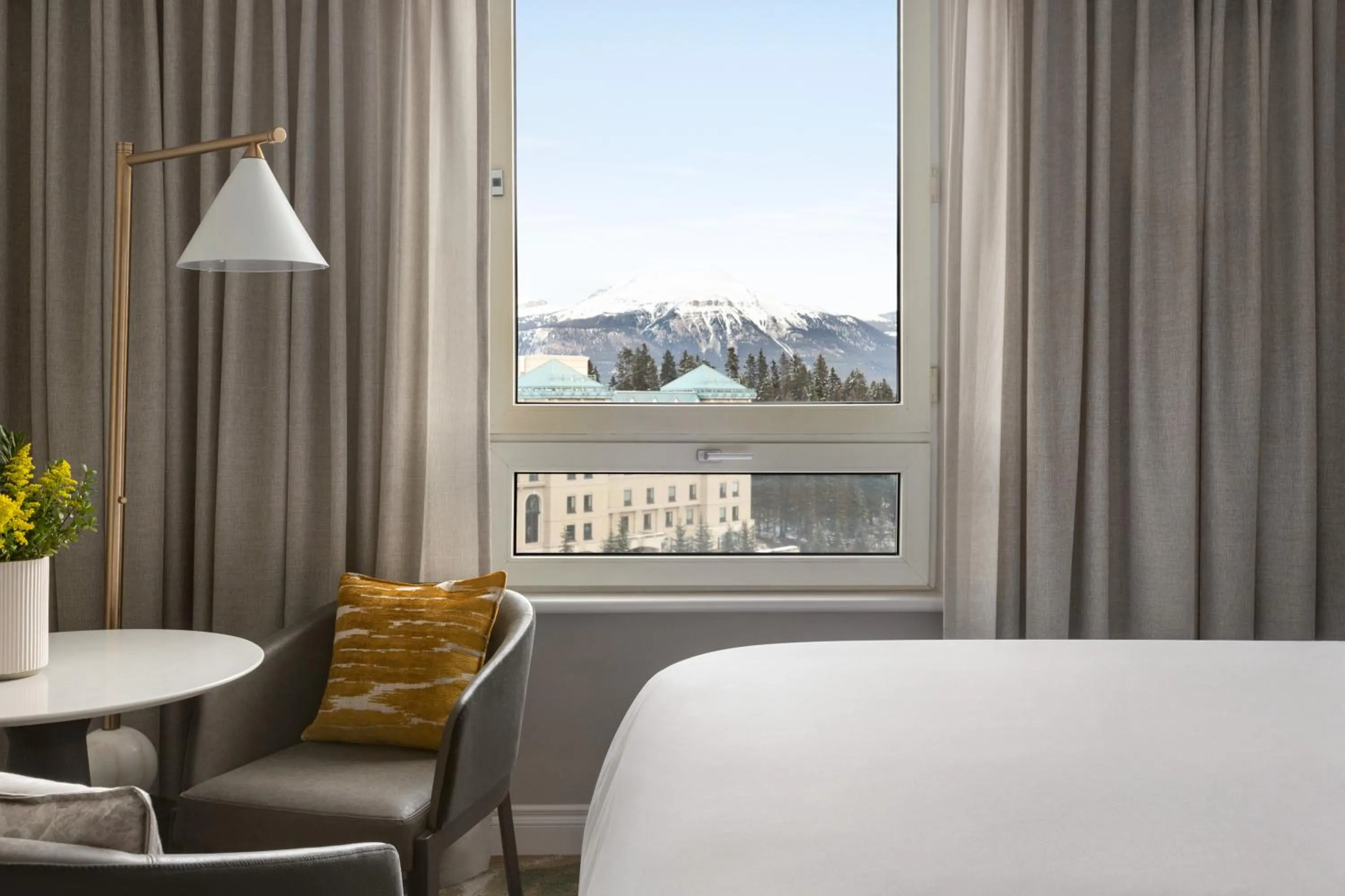 Bed in Fairmont Château Lake Louise