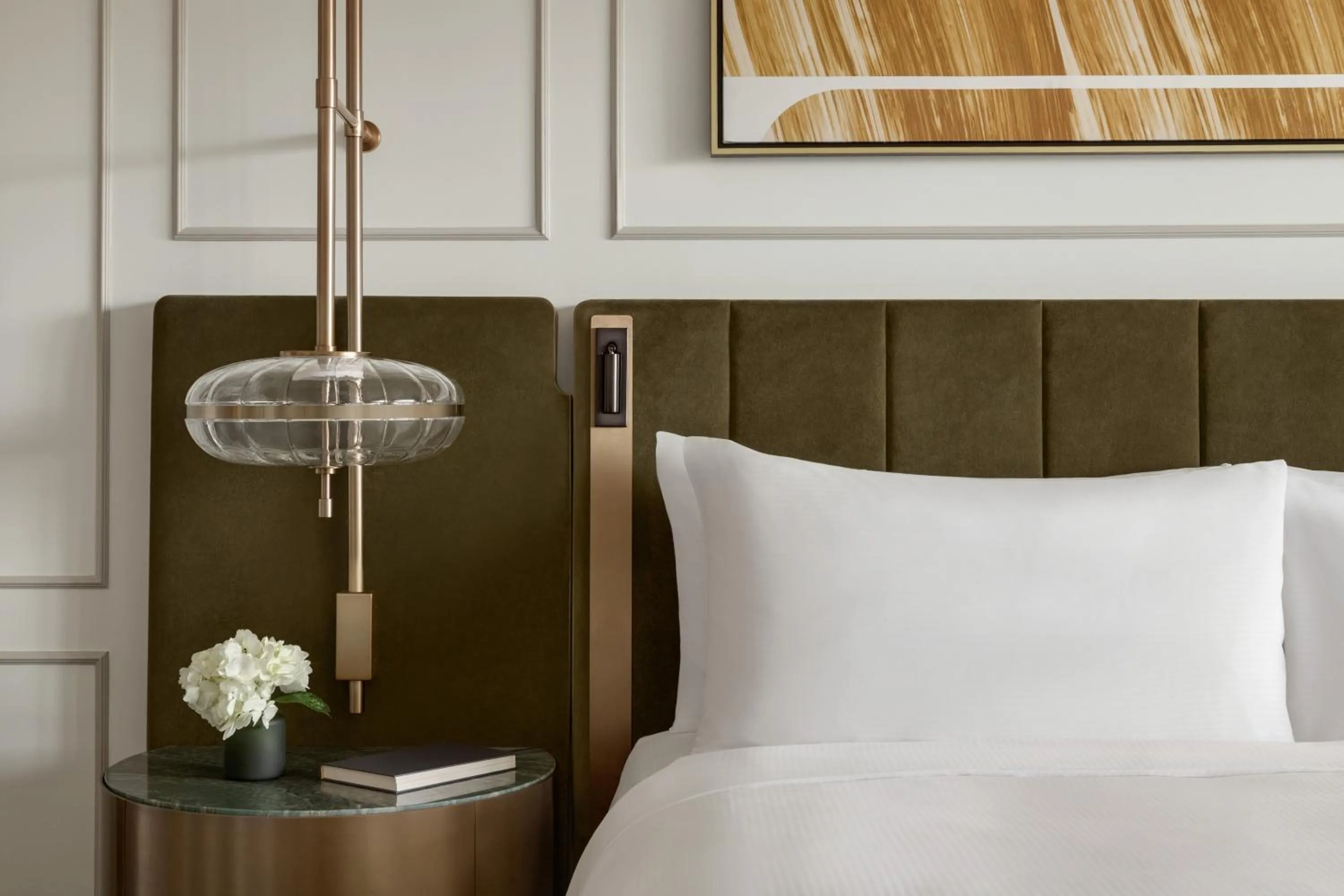 Bed in Fairmont Château Lake Louise