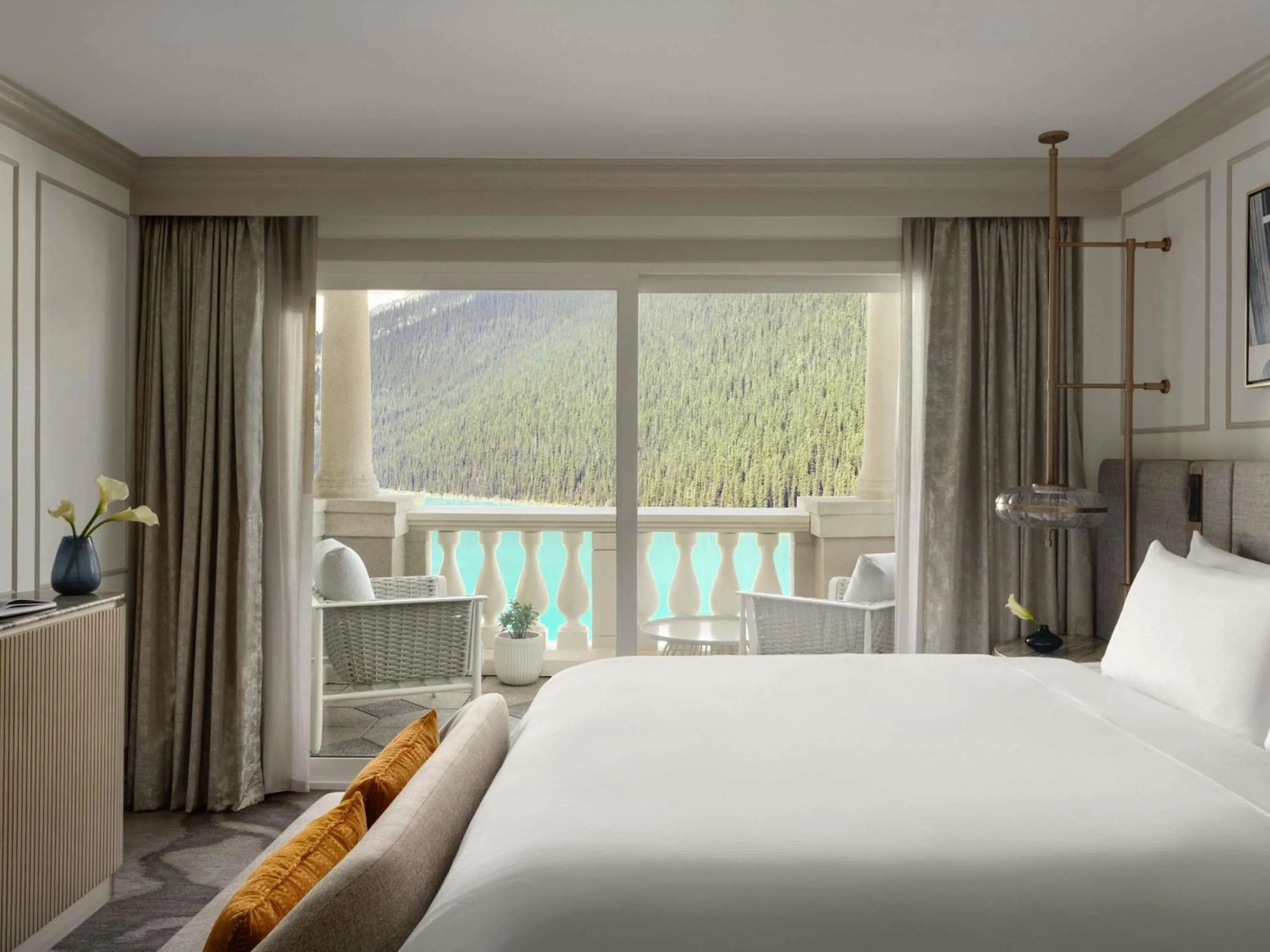 Bedroom, Bed in Fairmont Château Lake Louise