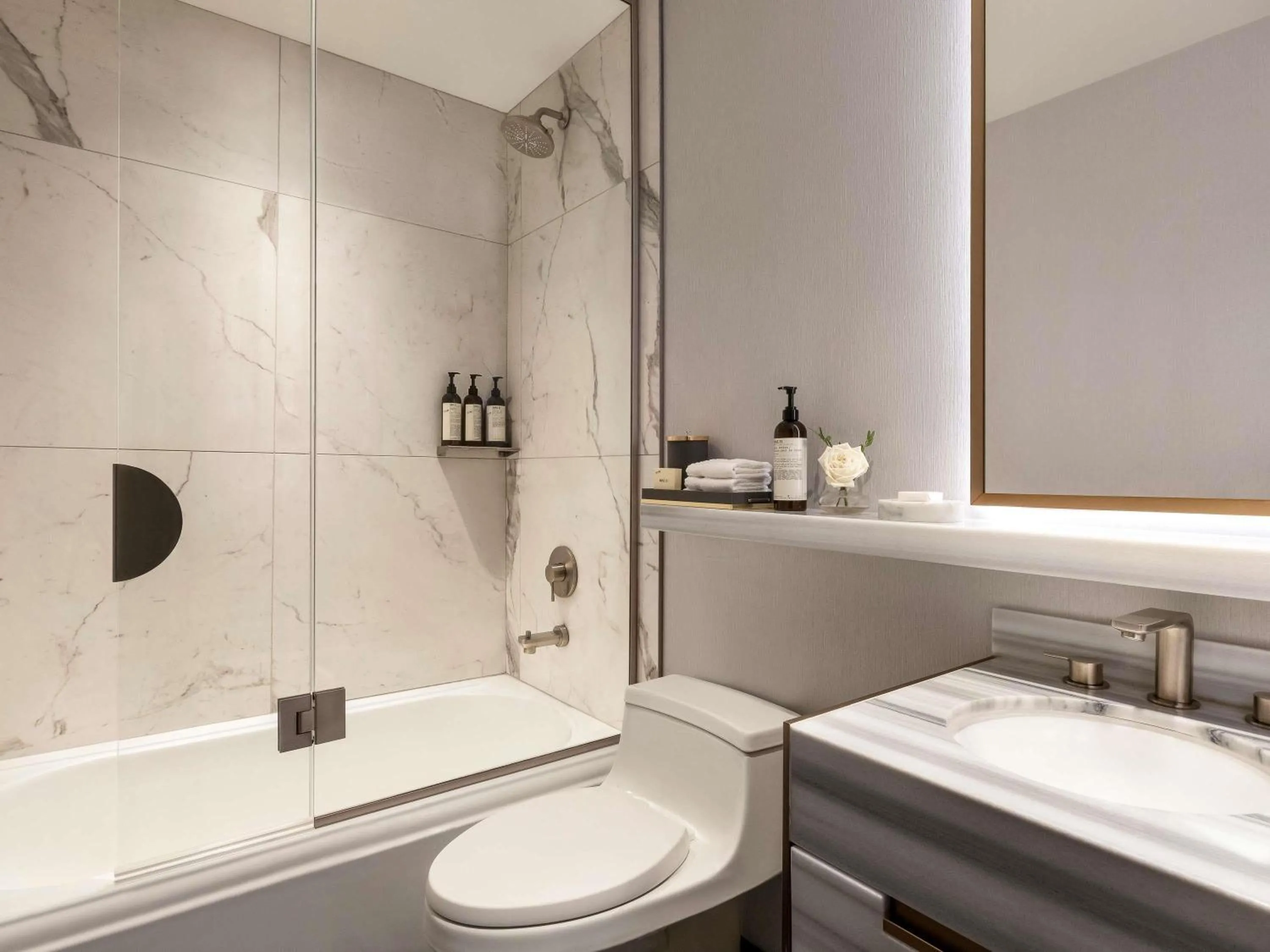 Bedroom in Fairmont Château Lake Louise