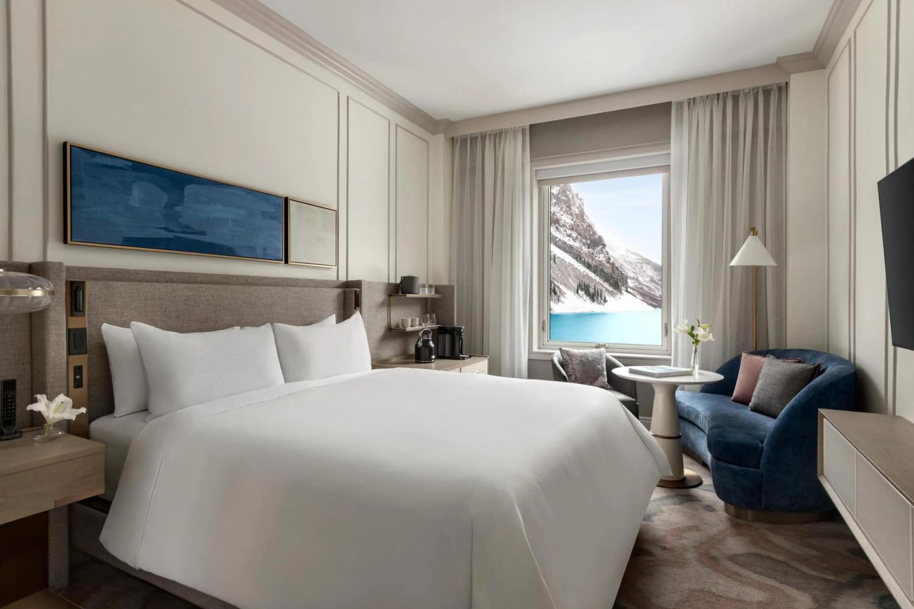 Bed in Fairmont Château Lake Louise