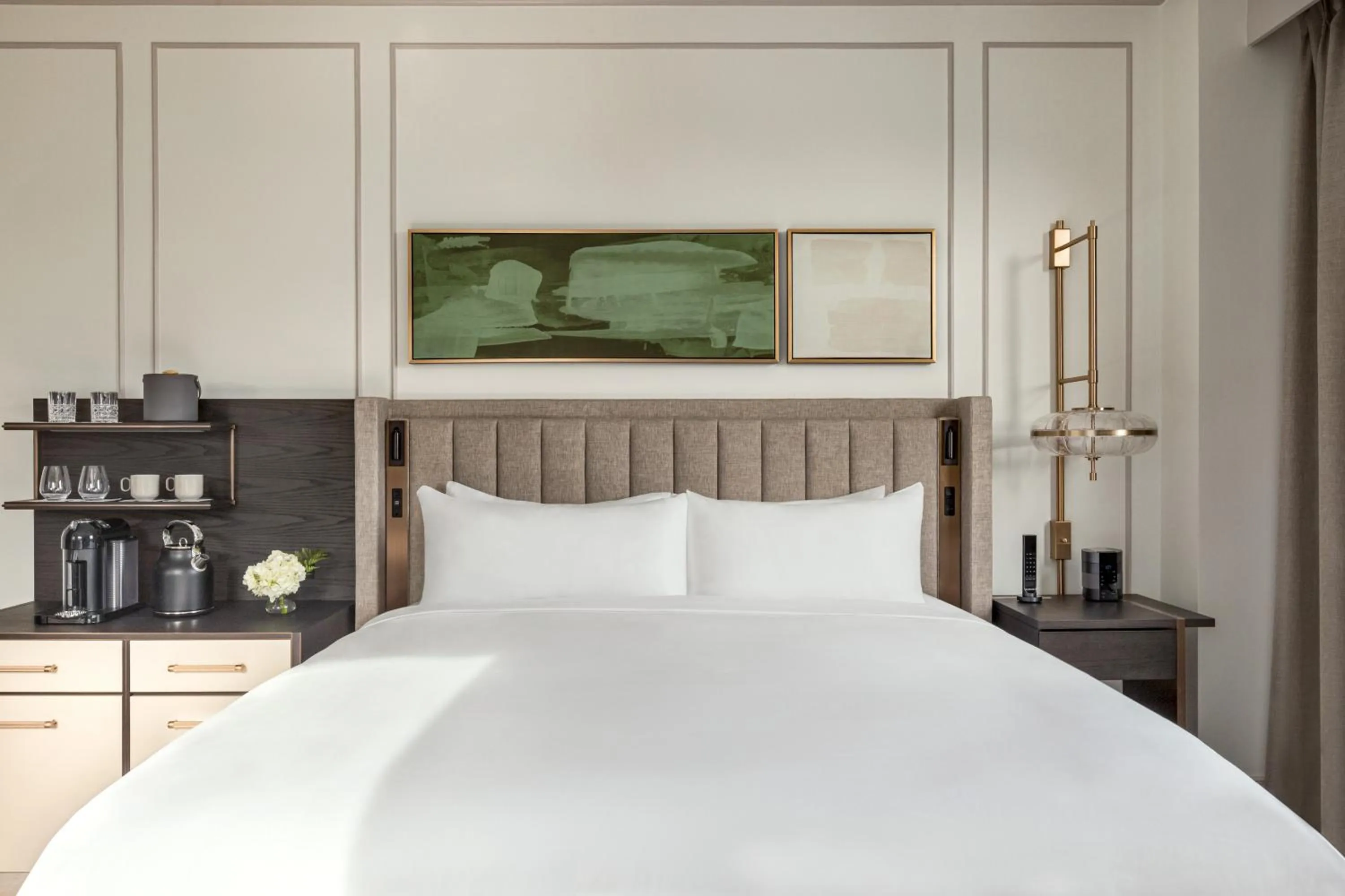 Bed in Fairmont Château Lake Louise