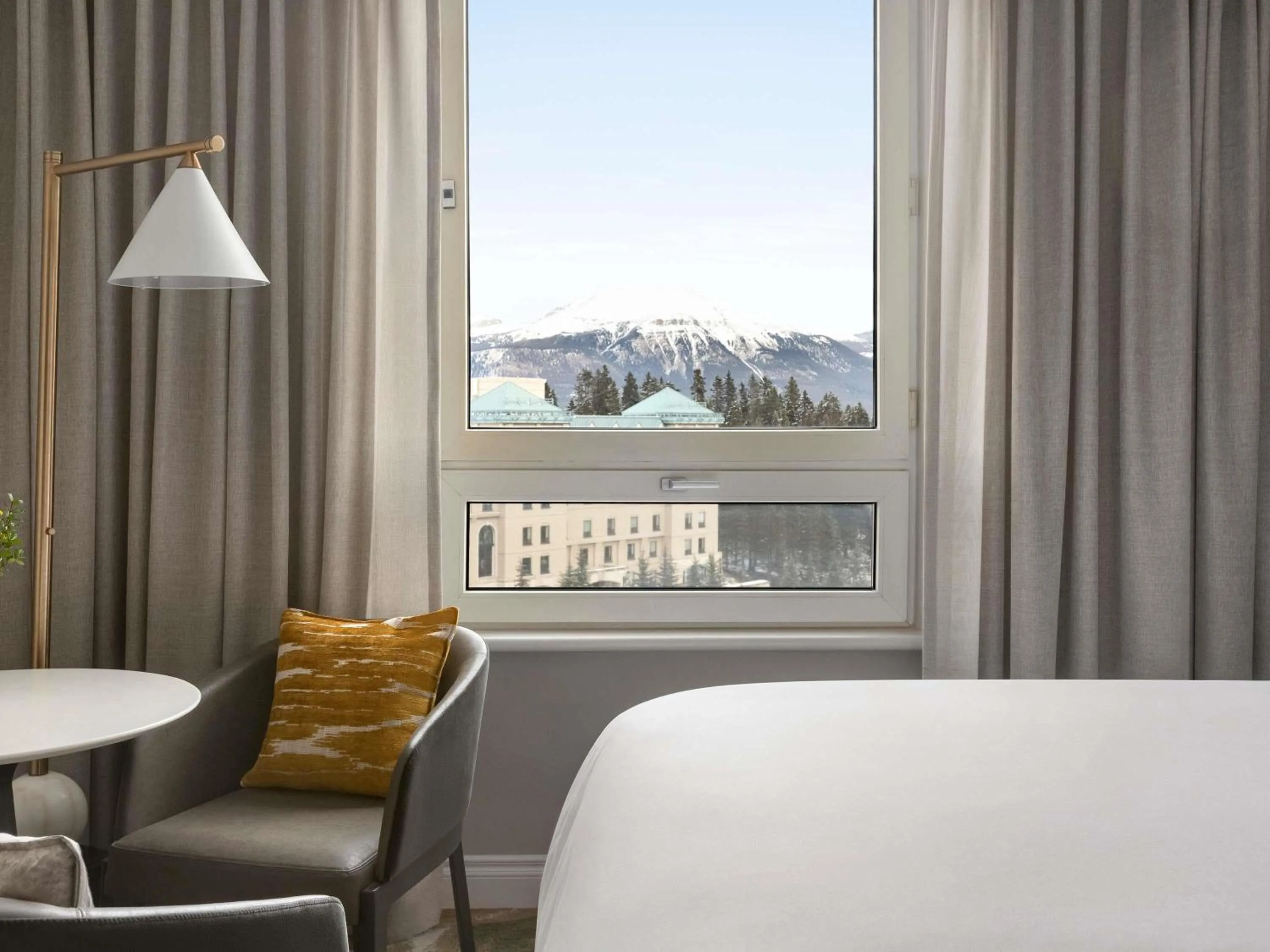 Bedroom, Bed in Fairmont Château Lake Louise